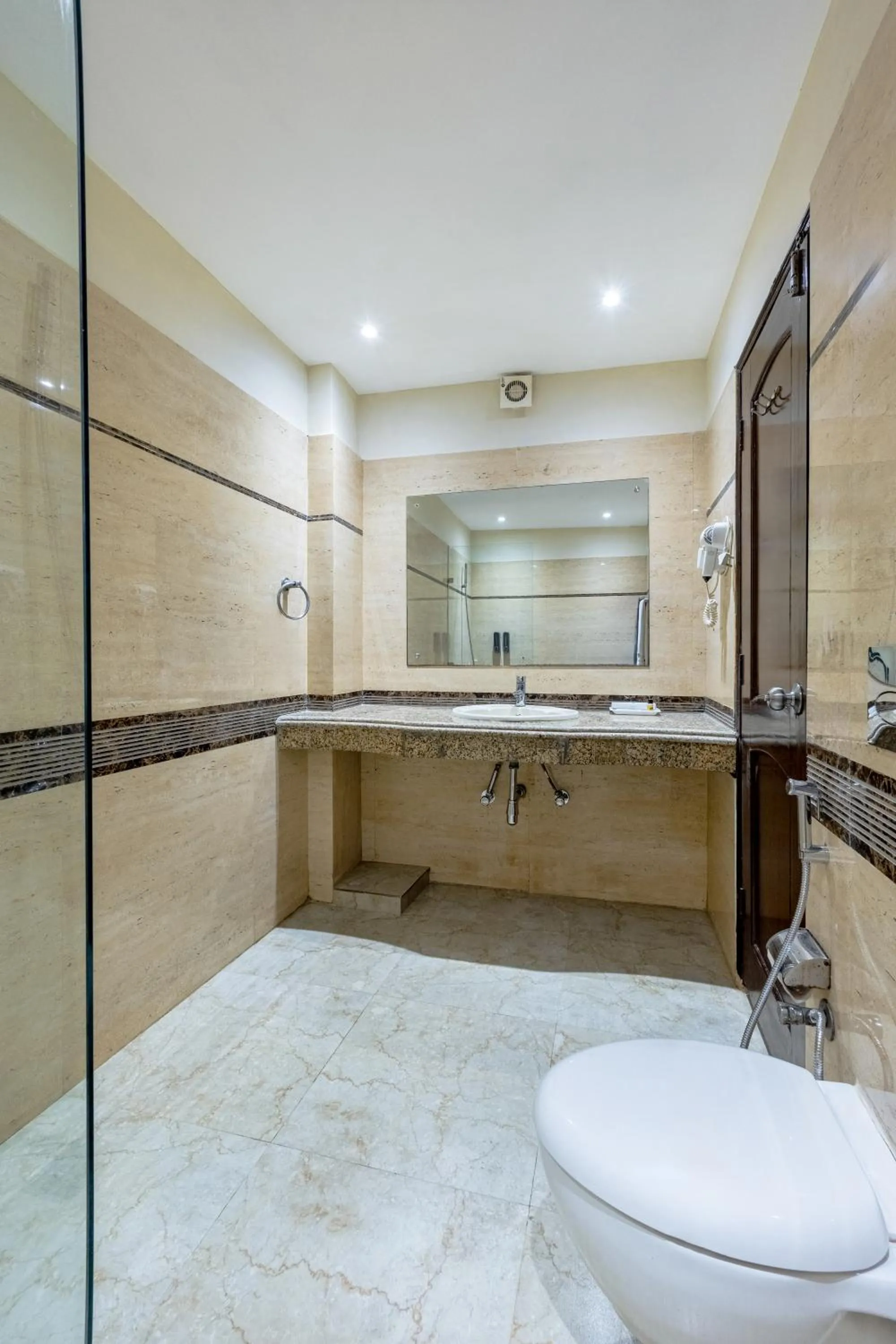 Shower in Alaya Stays Hotel Emperor Palms