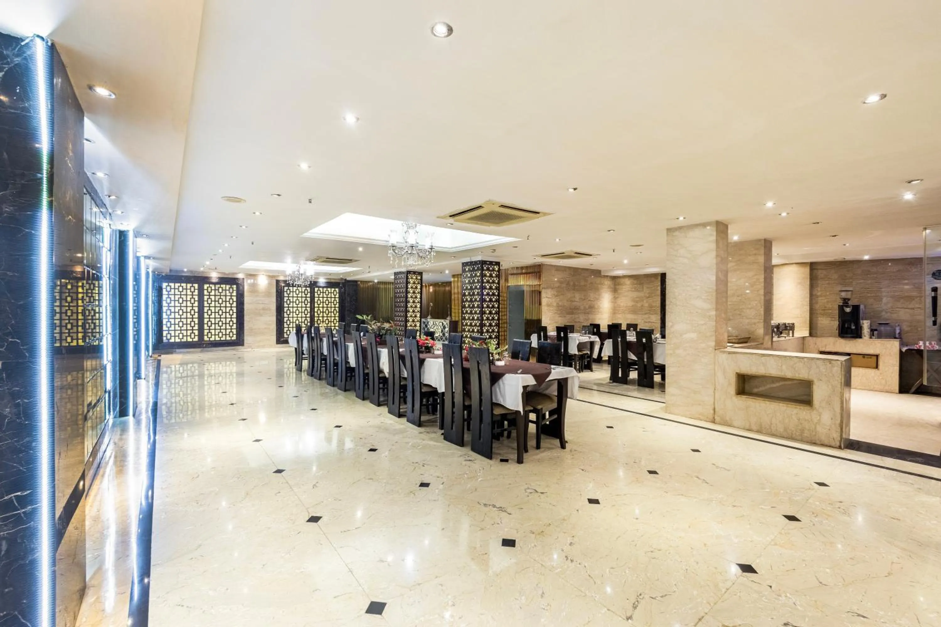Restaurant/places to eat in Alaya Stays Hotel Emperor Palms