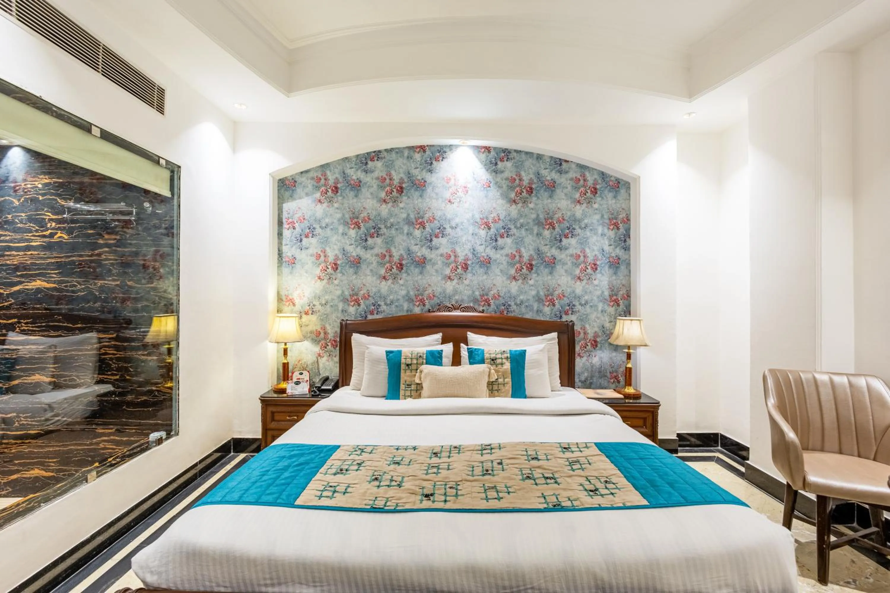 Bed in Alaya Stays Hotel Emperor Palms