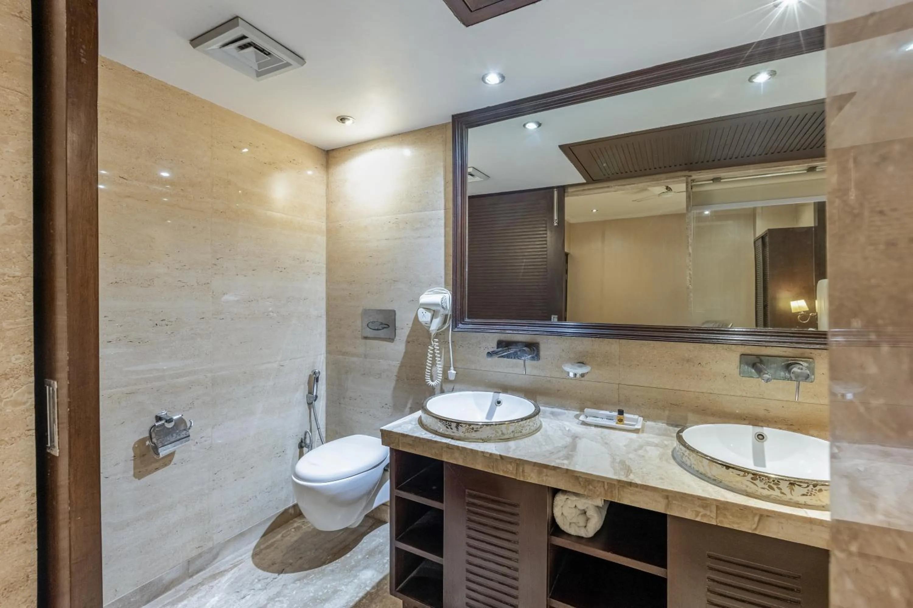 Shower in Alaya Stays Hotel Emperor Palms