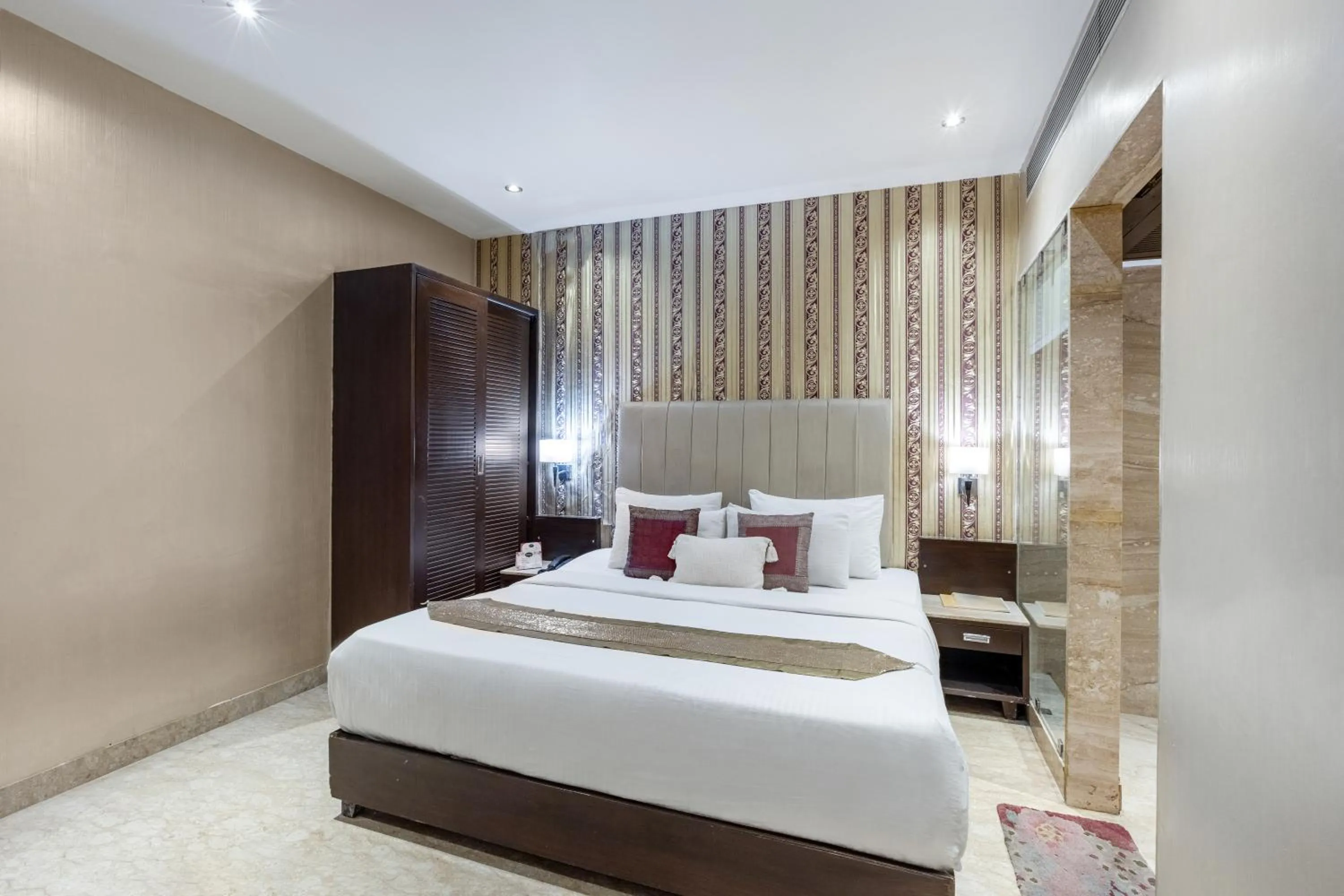 Bed in Alaya Stays Hotel Emperor Palms