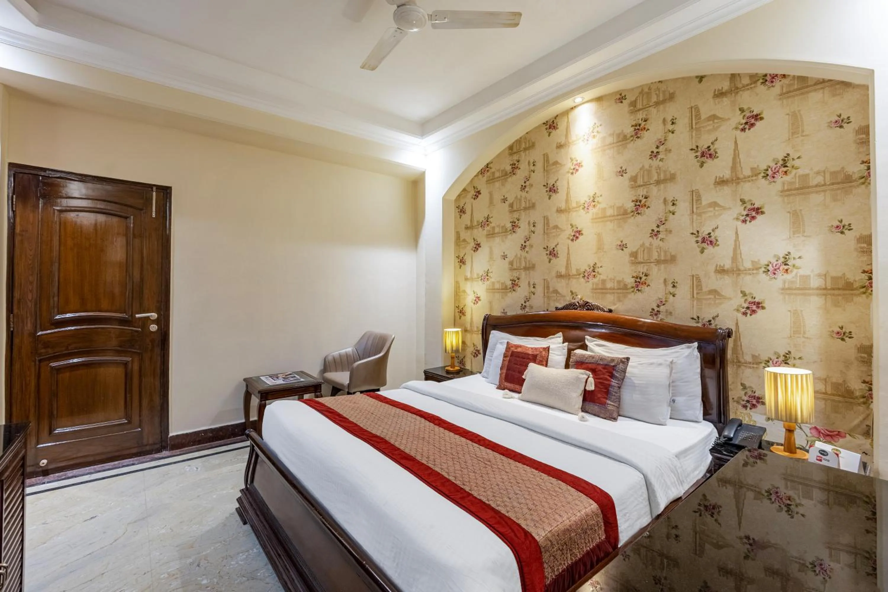 Bed in Alaya Stays Hotel Emperor Palms