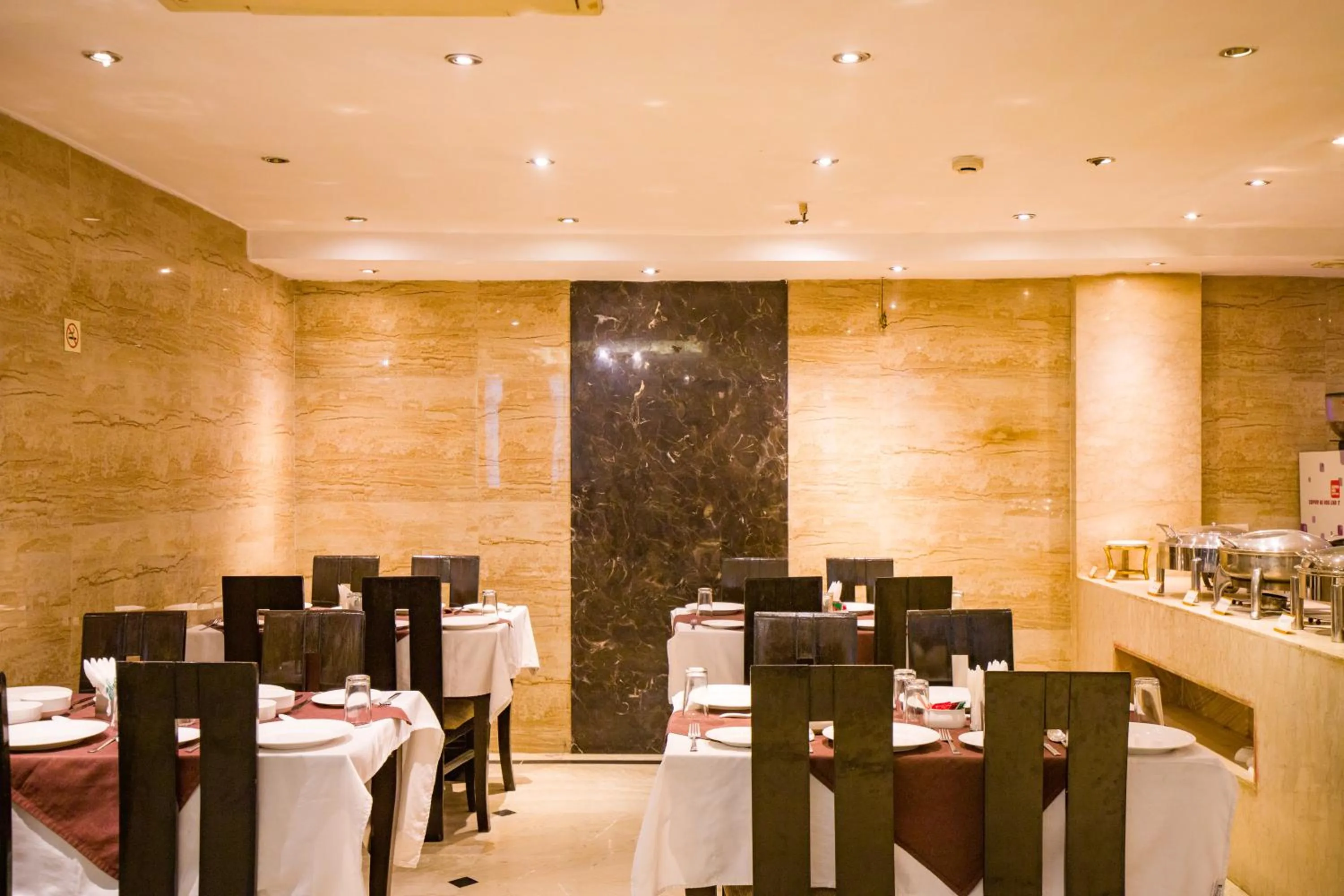 Restaurant/places to eat in Alaya Stays Hotel Emperor Palms