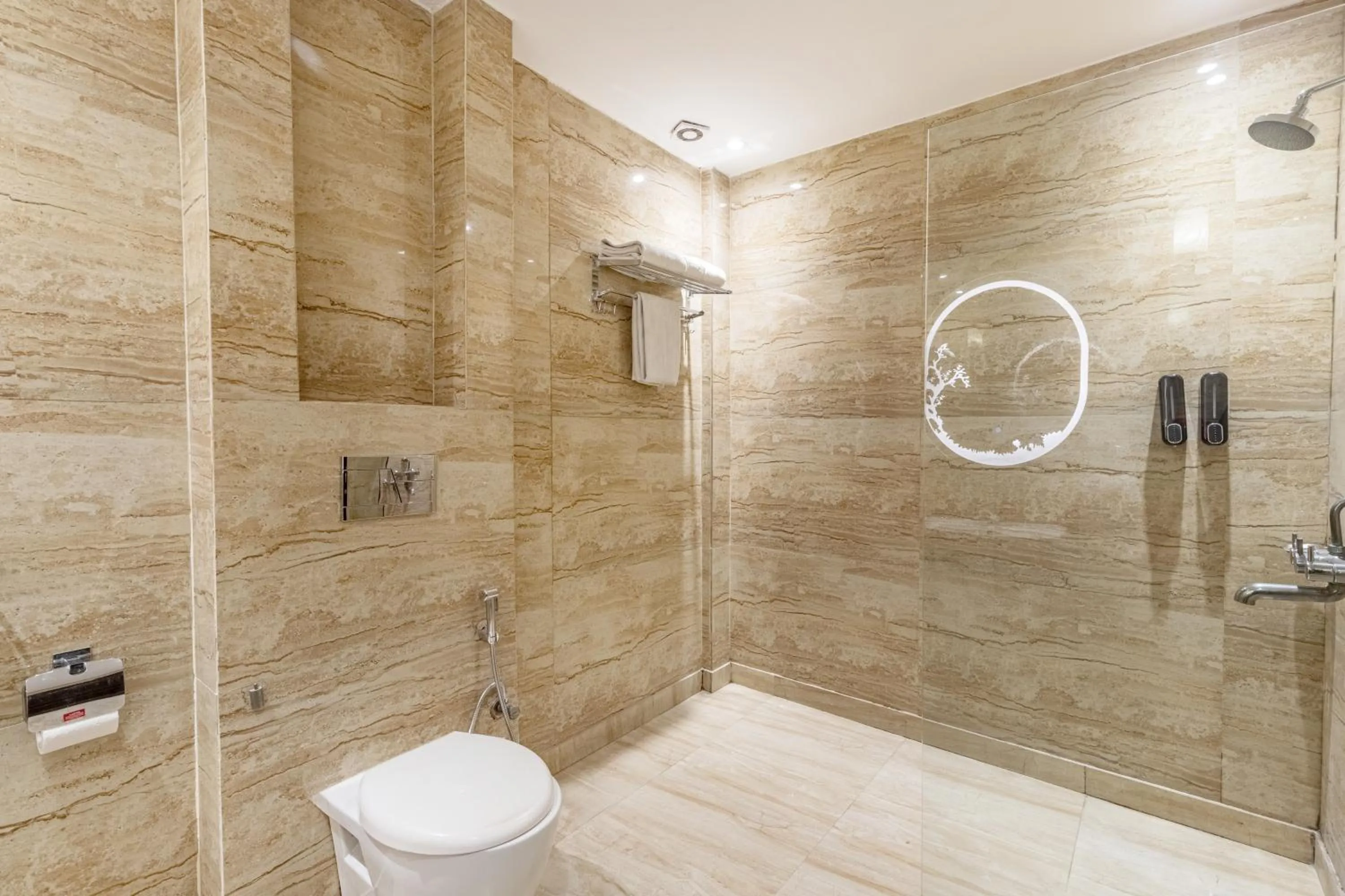 Shower in Alaya Stays Hotel Emperor Palms