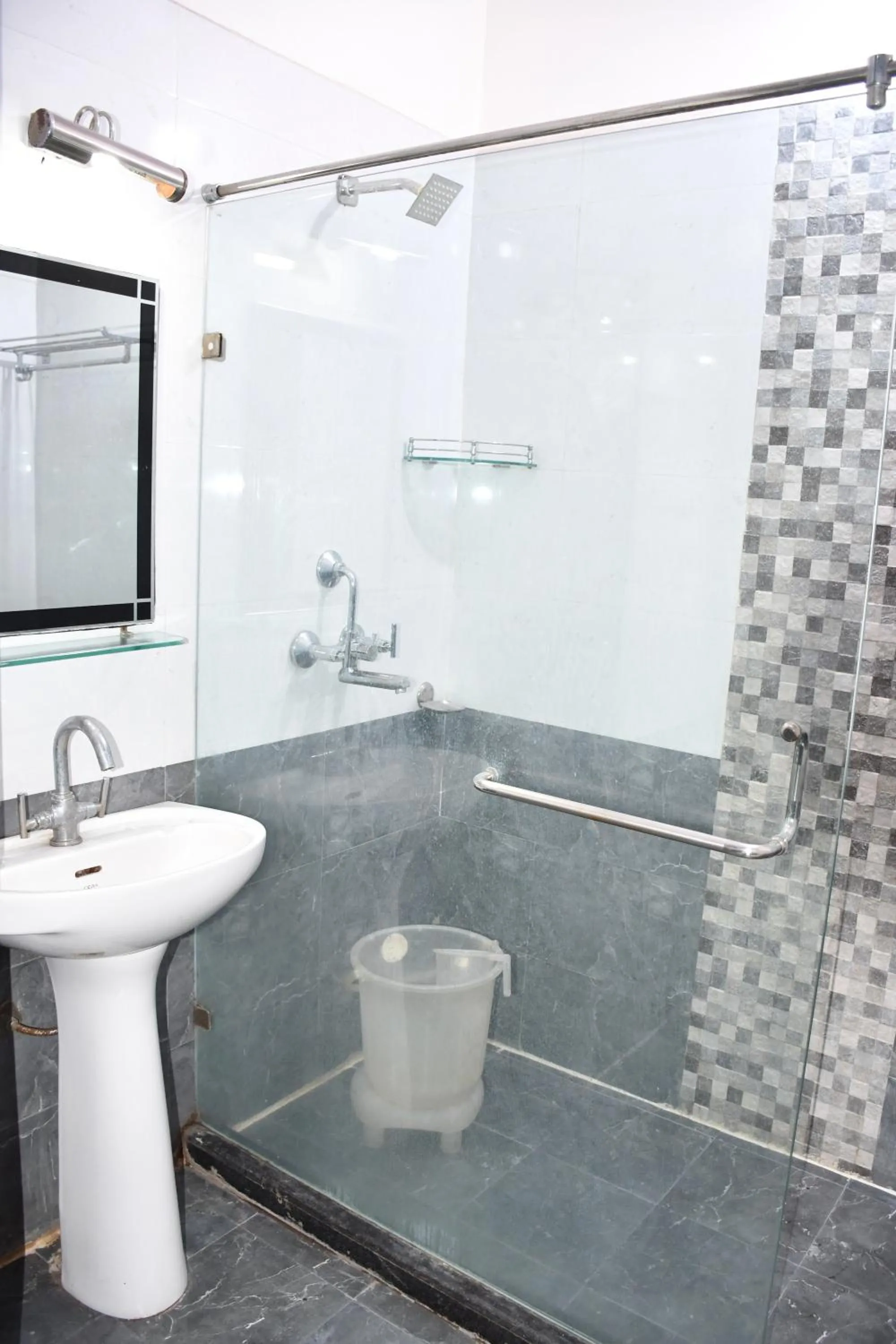 Shower in Hotel Comfort Inn