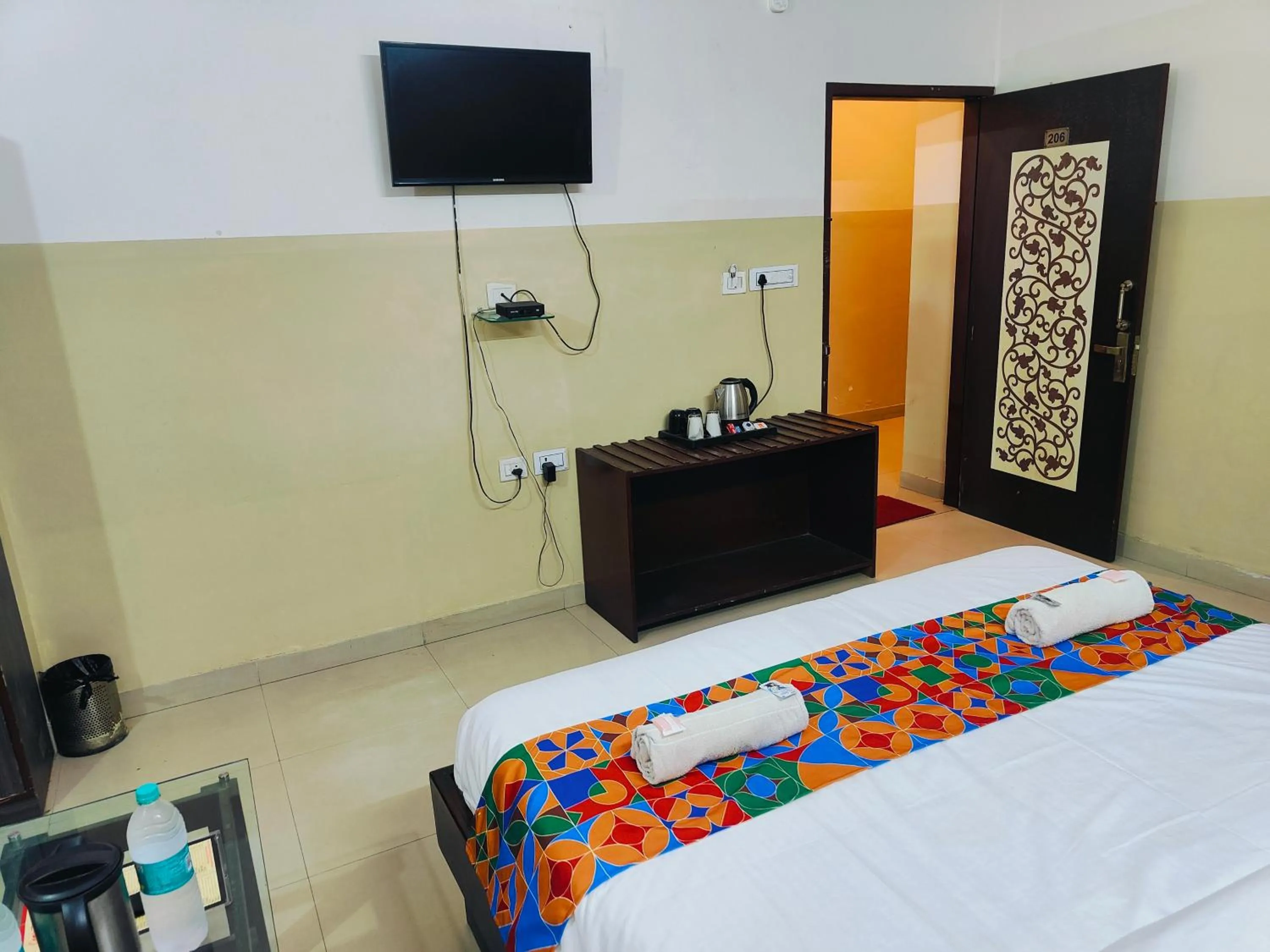 Communal lounge/ TV room, Bed in Hotel Comfort Inn