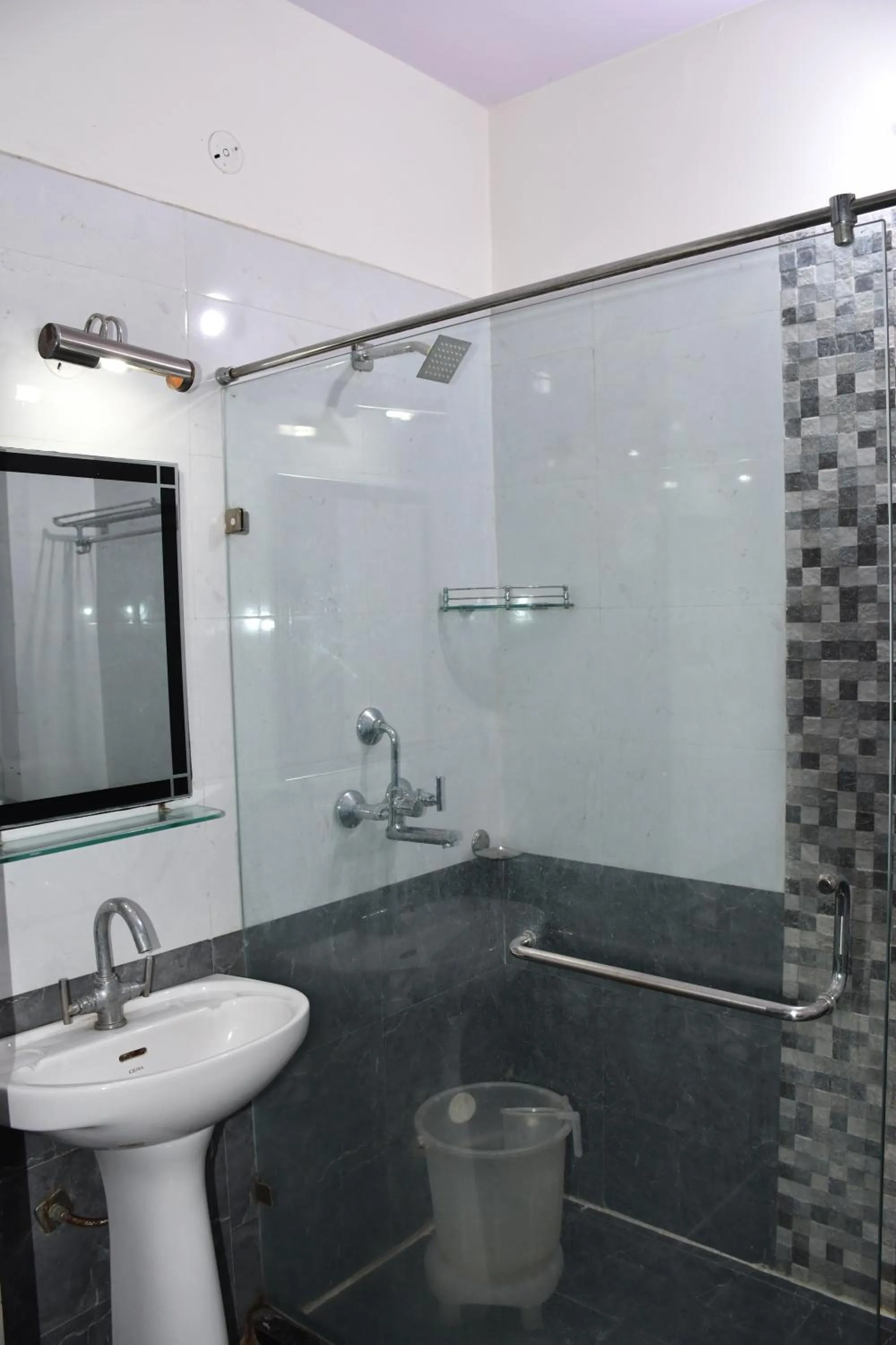 Shower in Hotel Comfort Inn