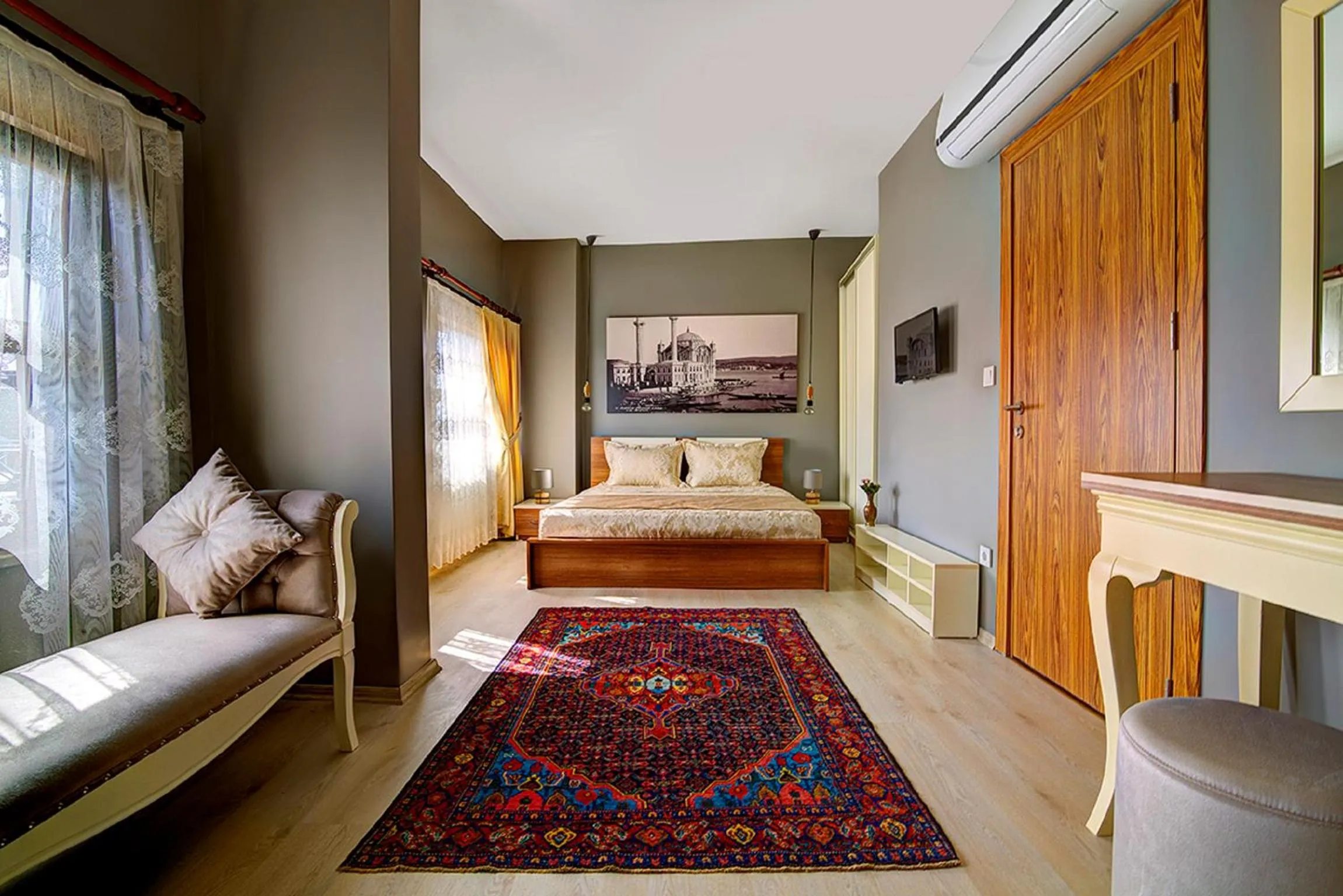 Shower, Bed in Million Old City Apartment