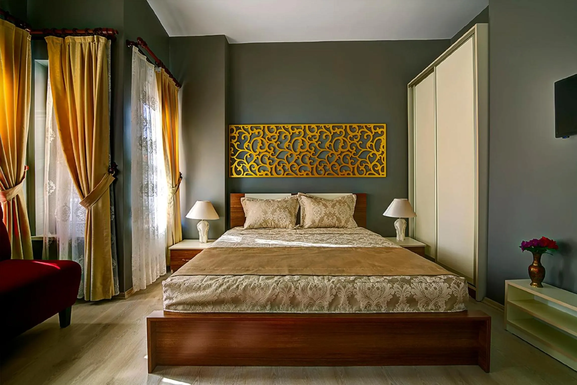 Shower, Bed in Million Old City Apartment