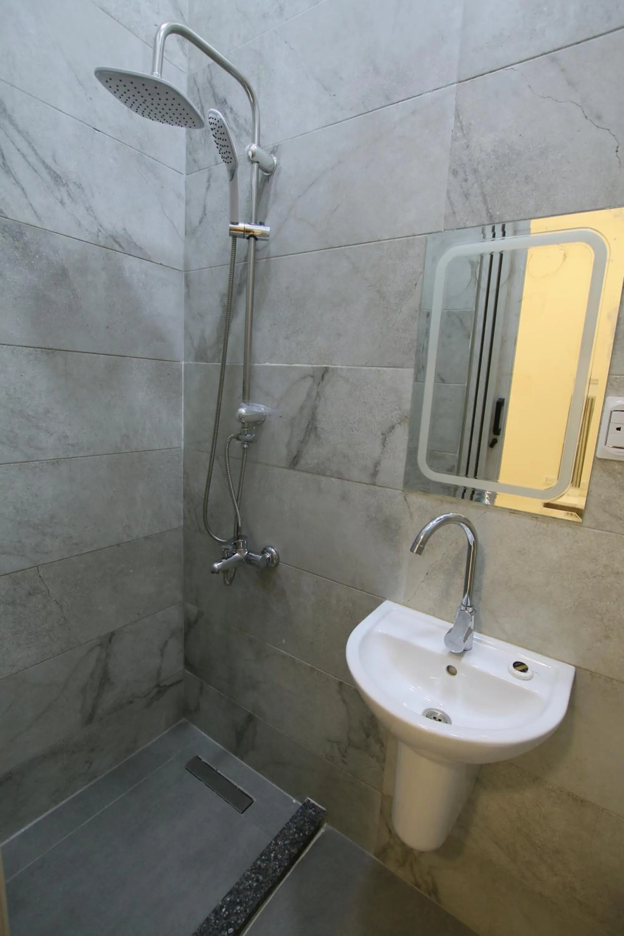 Shower in Cairo Crown Hotel