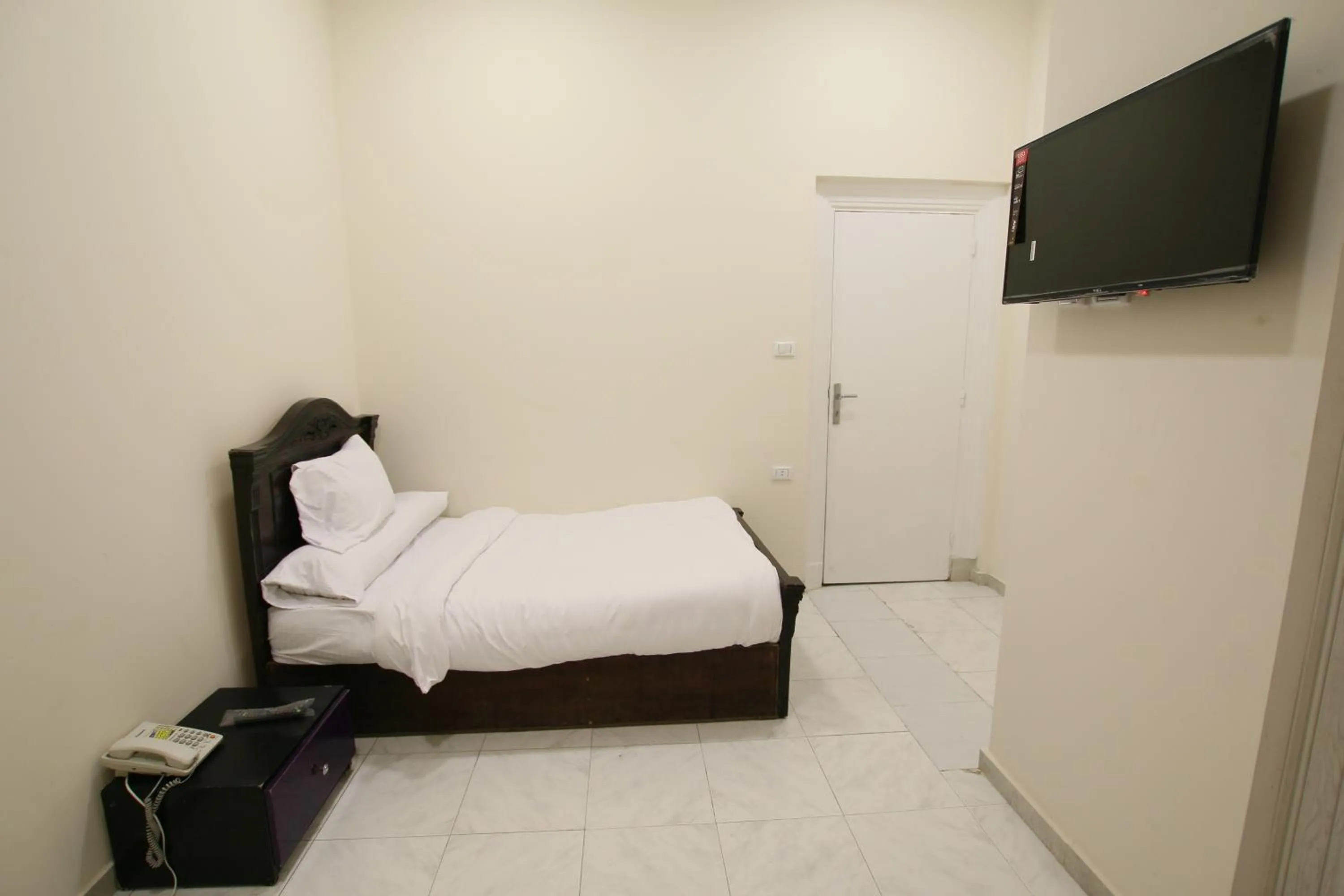 Communal lounge/ TV room, Bed in Cairo Crown Hotel