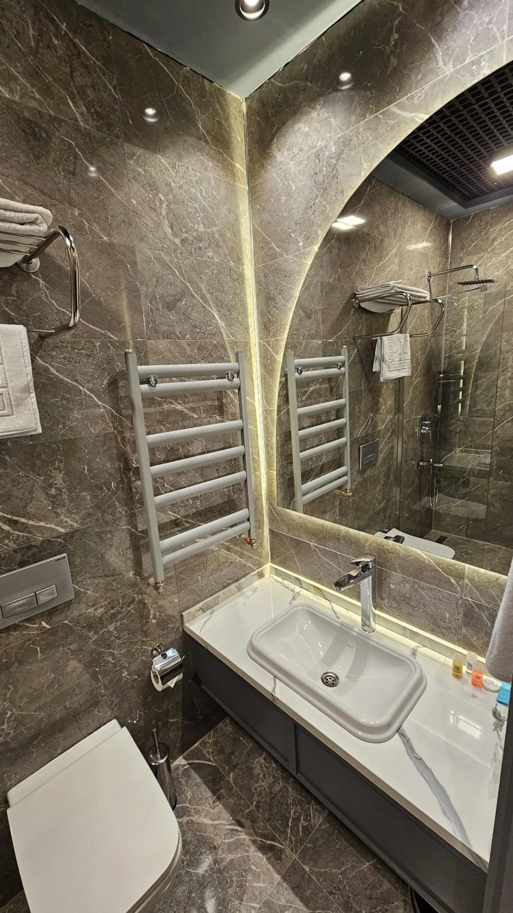 Shower in VE Hotels Adakale