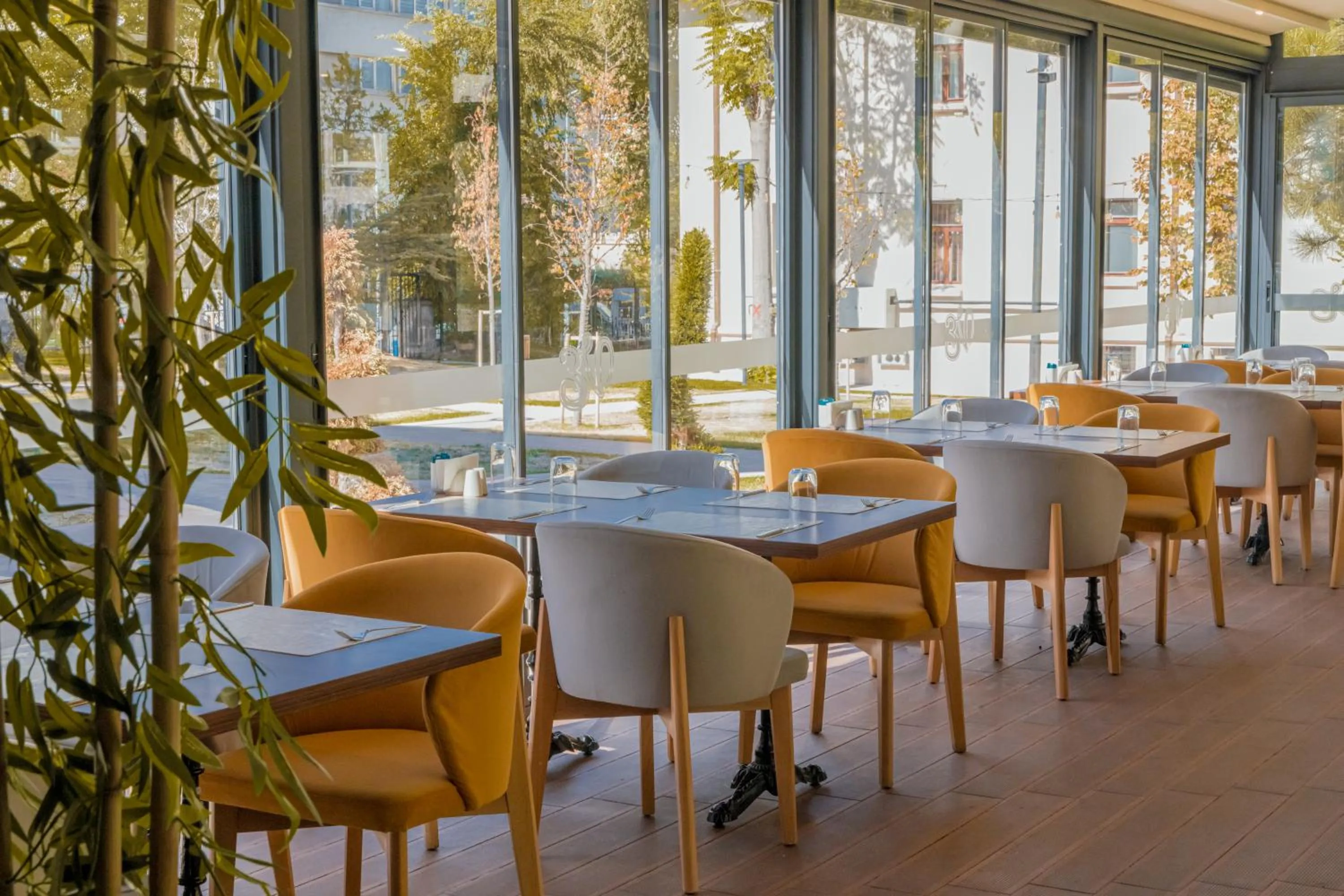 Restaurant/places to eat in VE Hotels Adakale