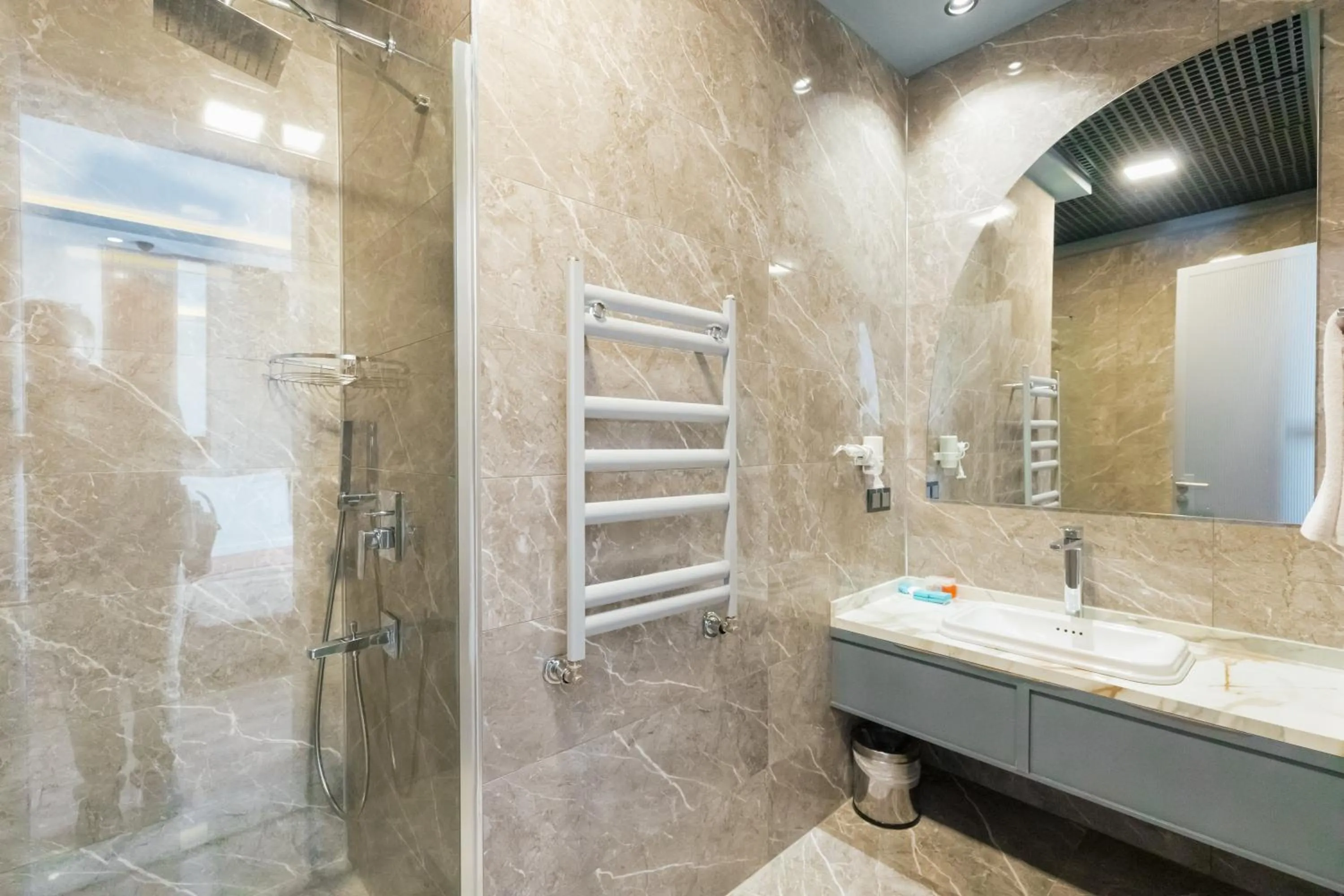 Shower in VE Hotels Adakale