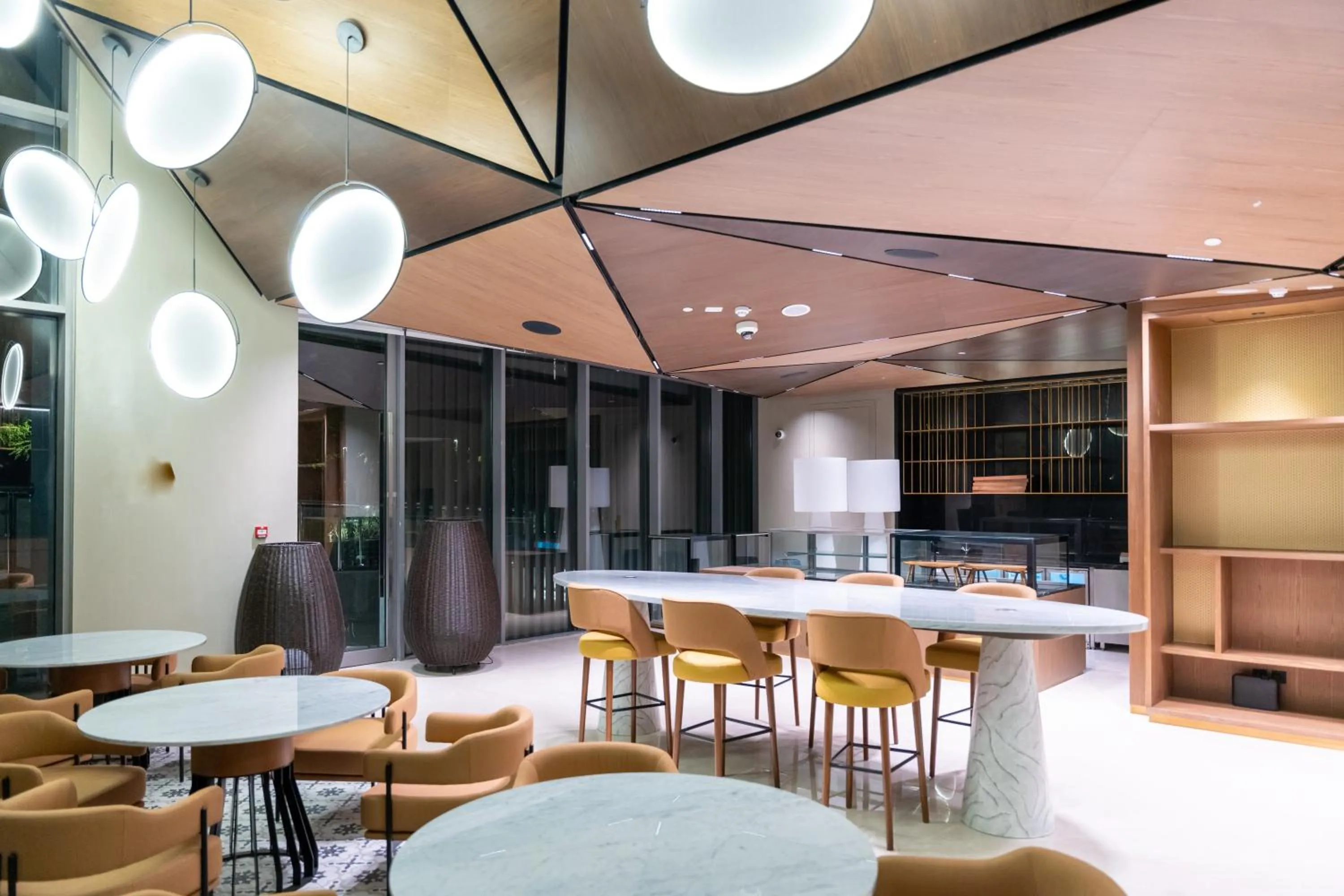 Restaurant/places to eat in Tumbi Hotel Dubai The Palm,Tapestry Collection Hilton