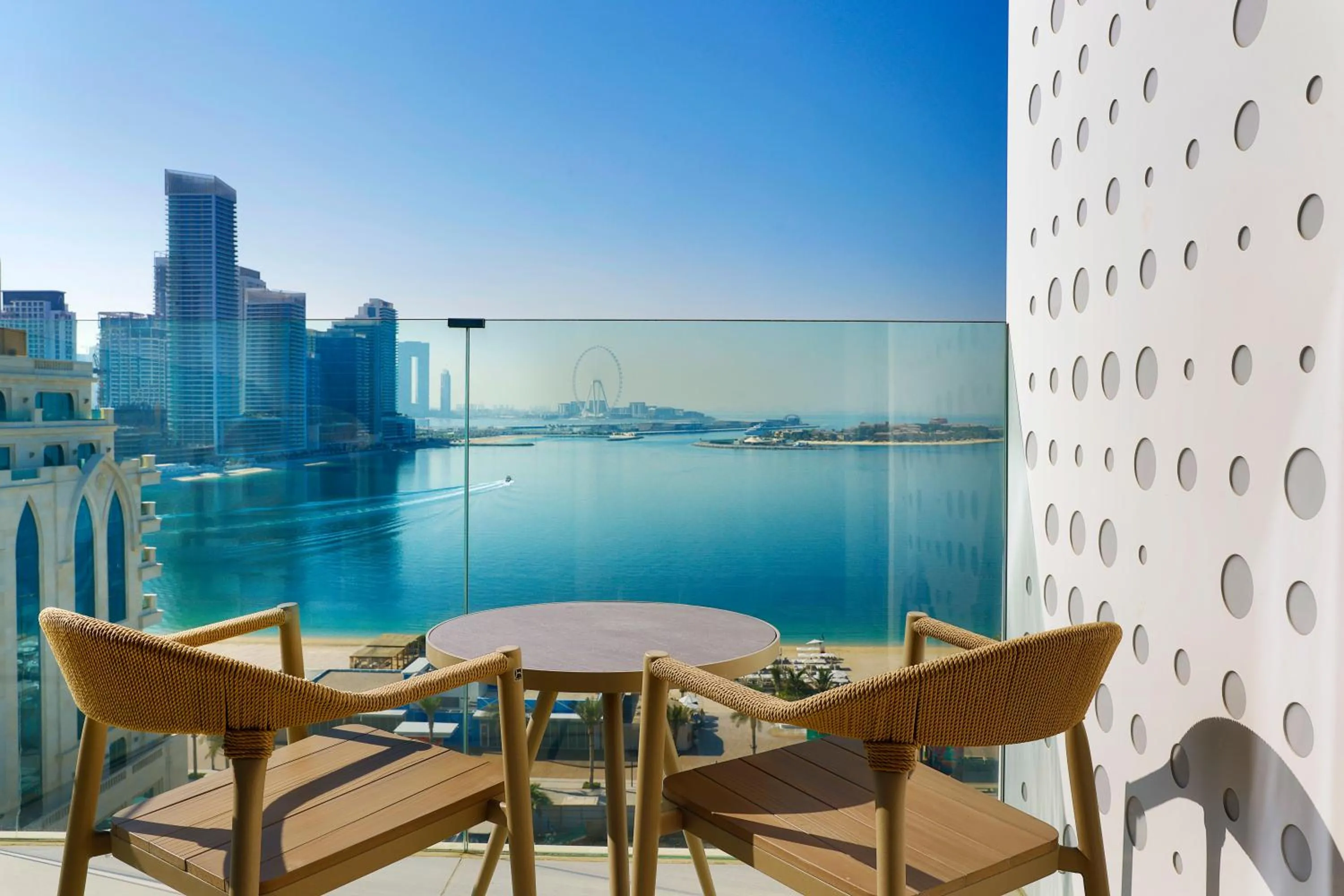 Balcony/Terrace in Tumbi Hotel Dubai The Palm,Tapestry Collection Hilton