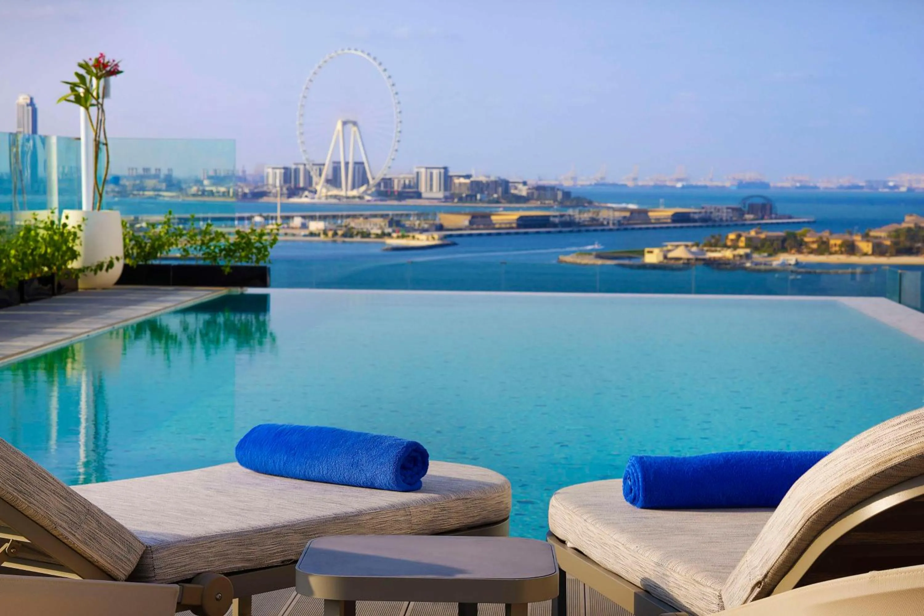 Pool view in Tumbi Hotel Dubai The Palm,Tapestry Collection Hilton