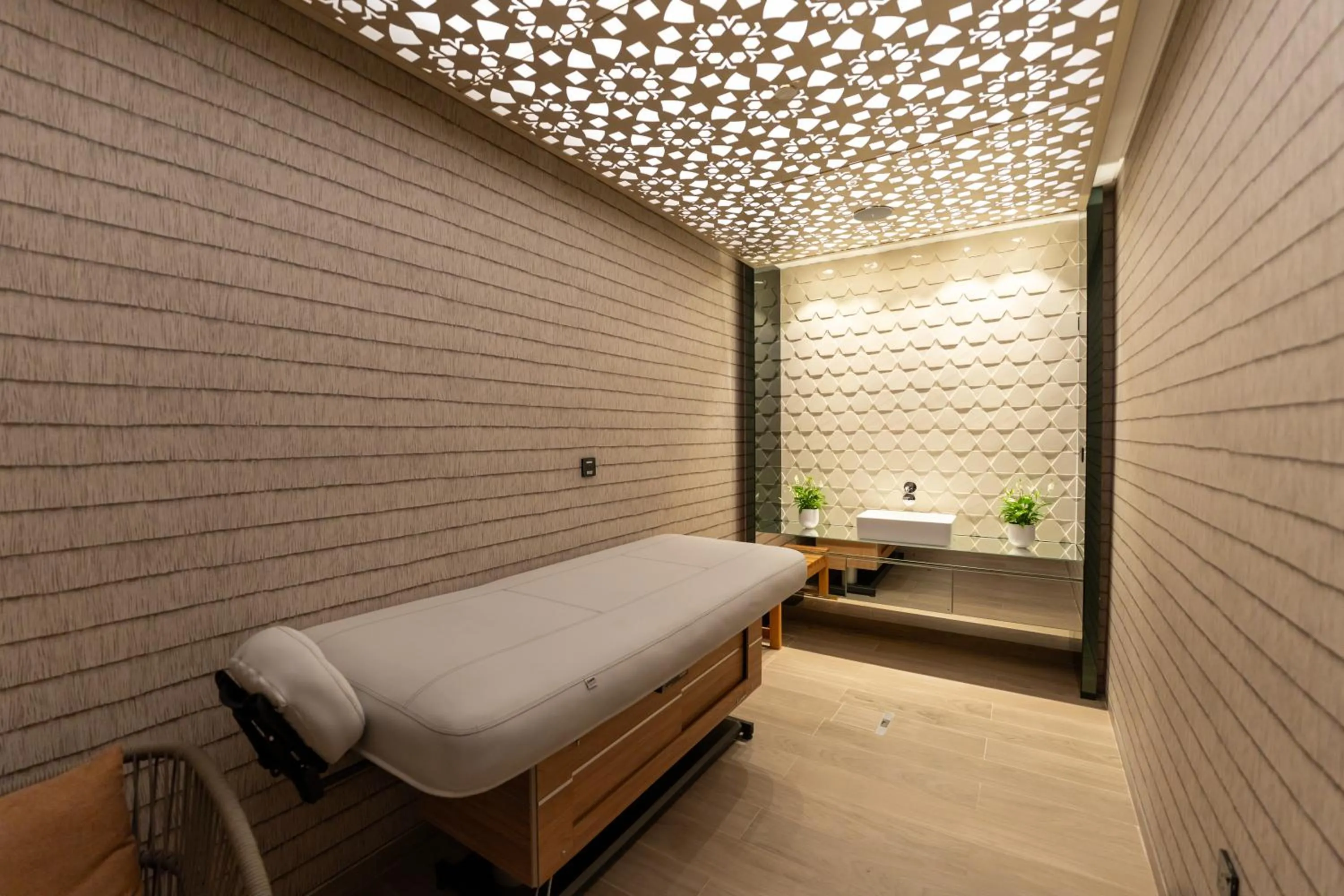 Spa and wellness centre/facilities, Bed in Tumbi Hotel Dubai The Palm,Tapestry Collection Hilton