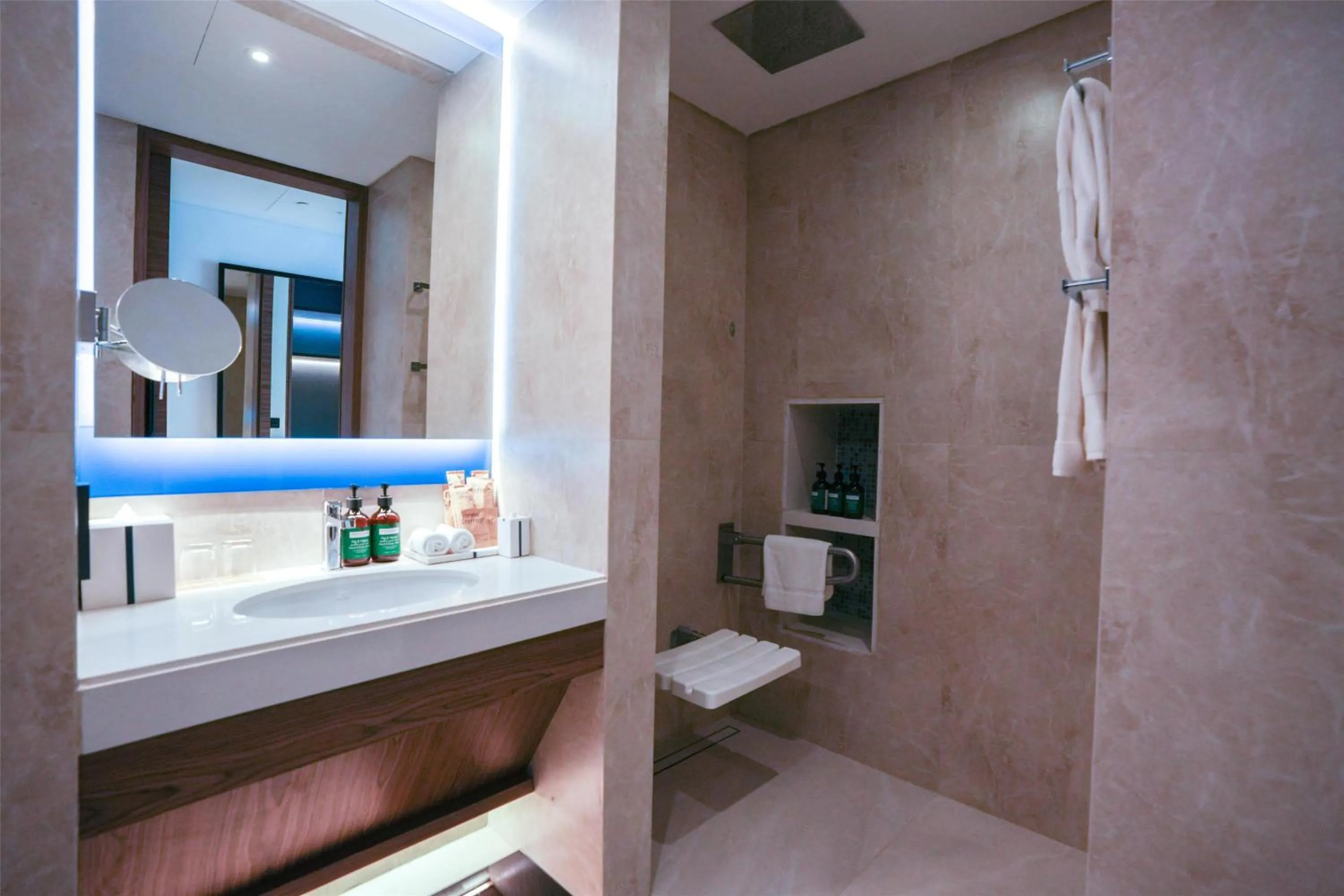 Bathroom in Tumbi Hotel Dubai The Palm,Tapestry Collection Hilton