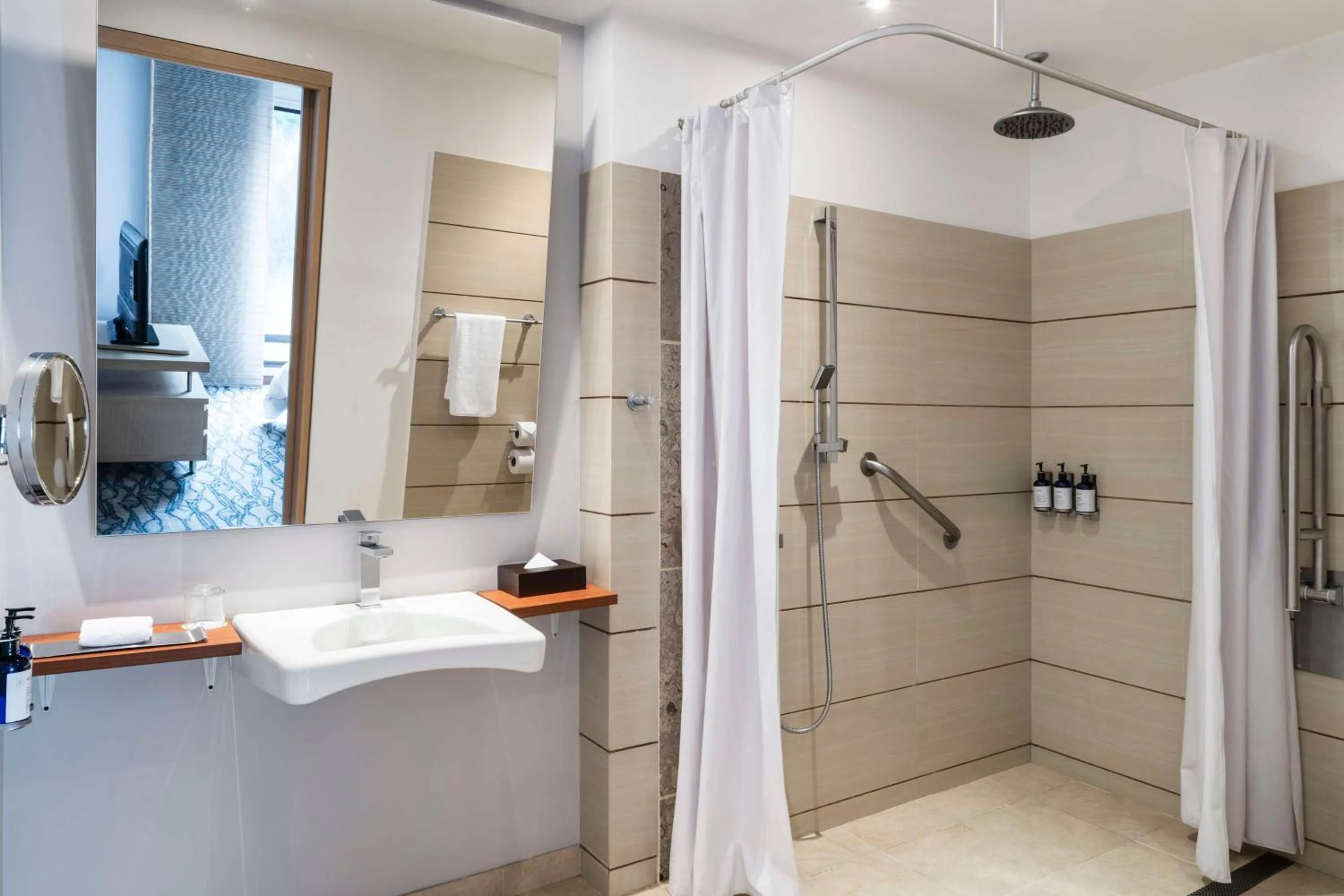 Bathroom in Doubletree By Hilton Bogota Calle 100,Co