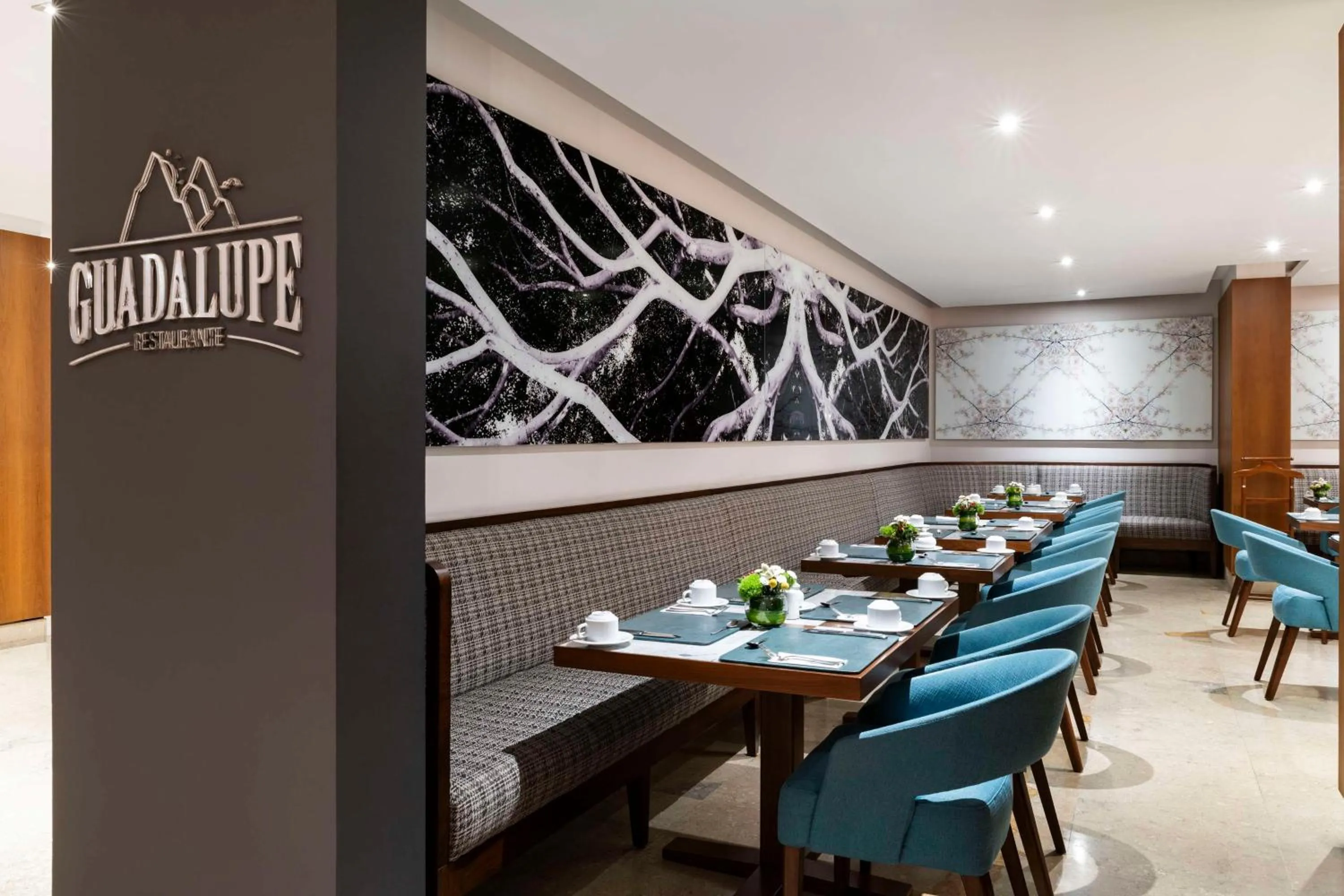 Restaurant/places to eat in Doubletree By Hilton Bogota Calle 100,Co