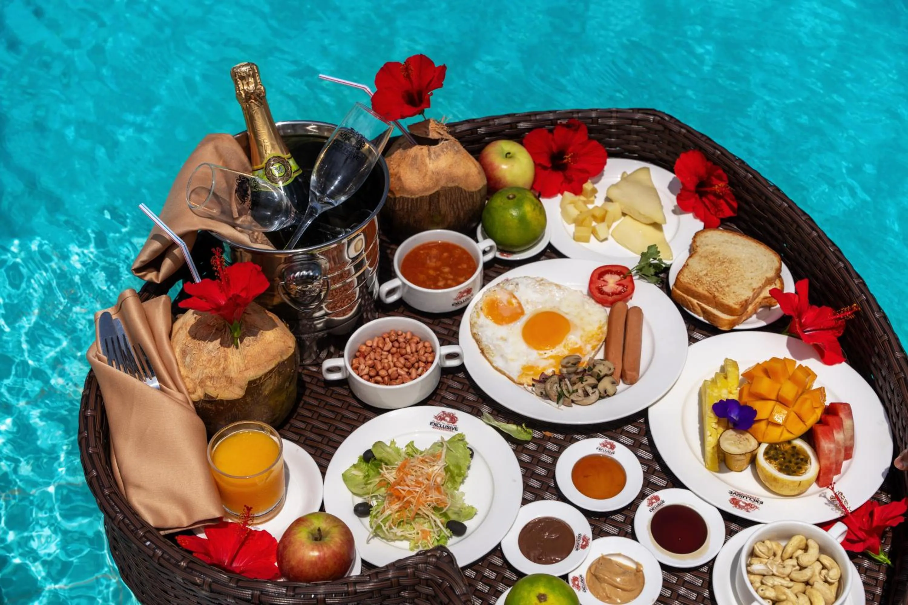 Food and drinks in Blue Ocean Resort & Residences