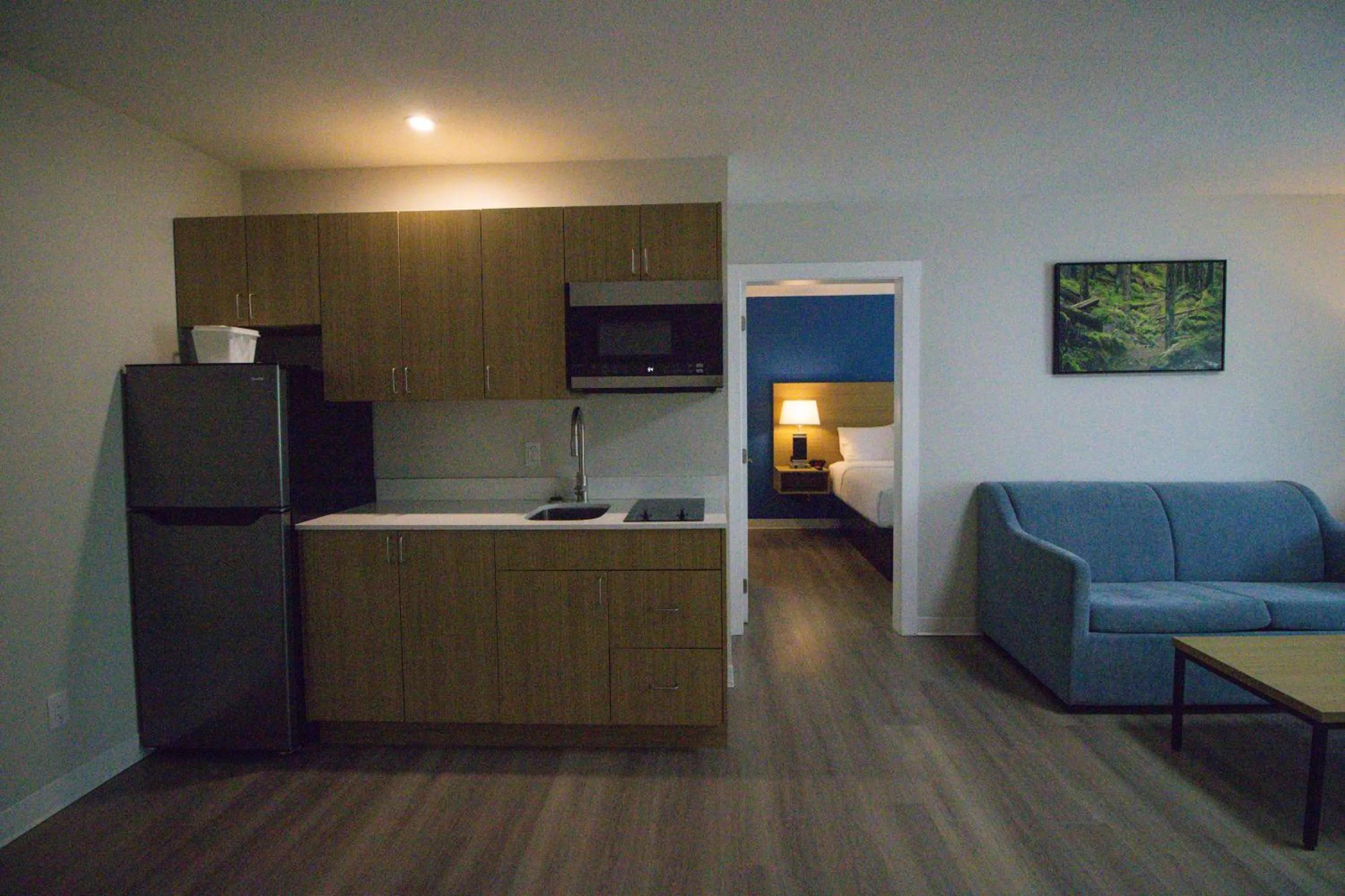 Kitchen or kitchenette, Bed in Baymont by Wyndham Gold River