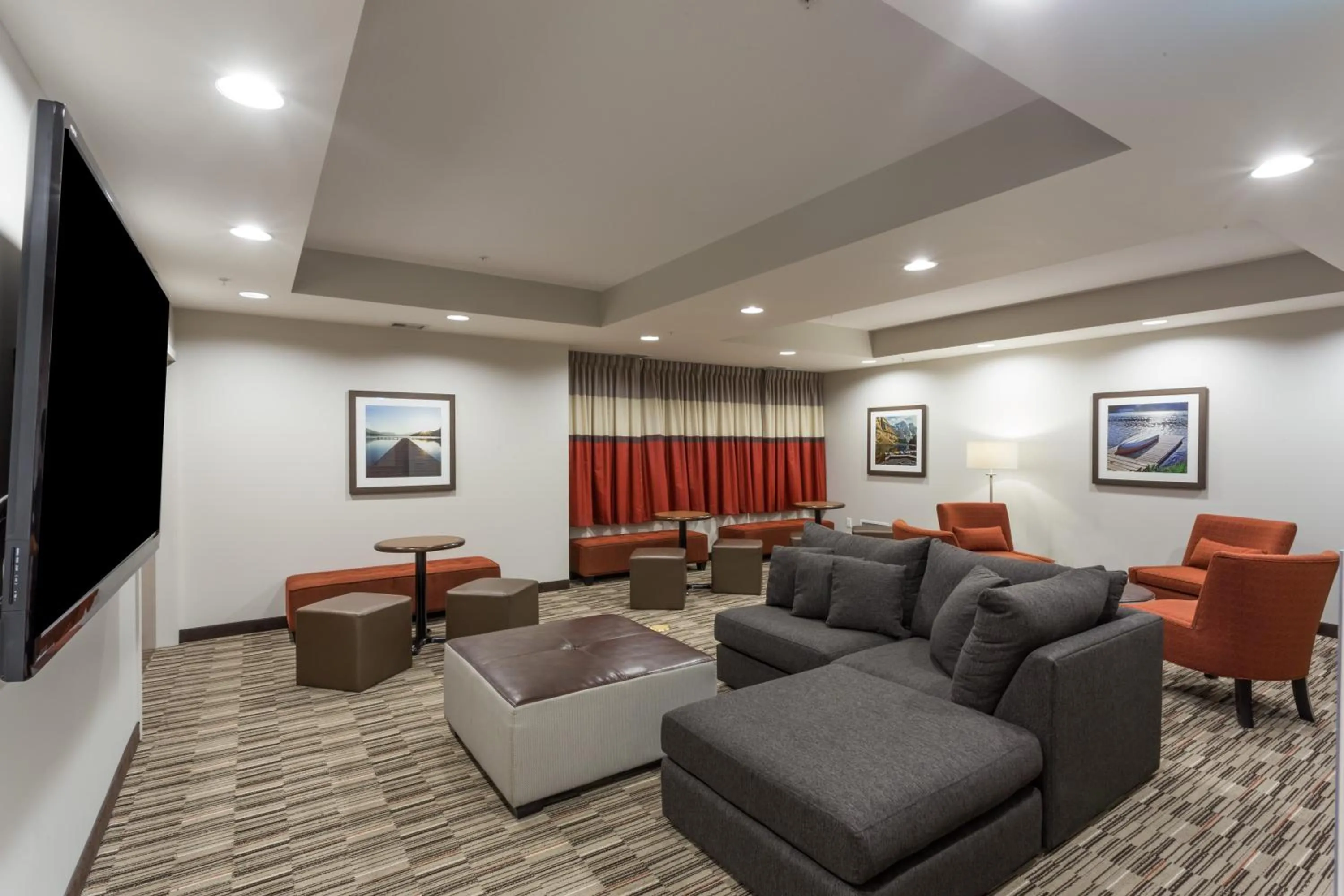 Communal lounge/ TV room in Microtel Inn & Suites by Wyndham Fort Saint John