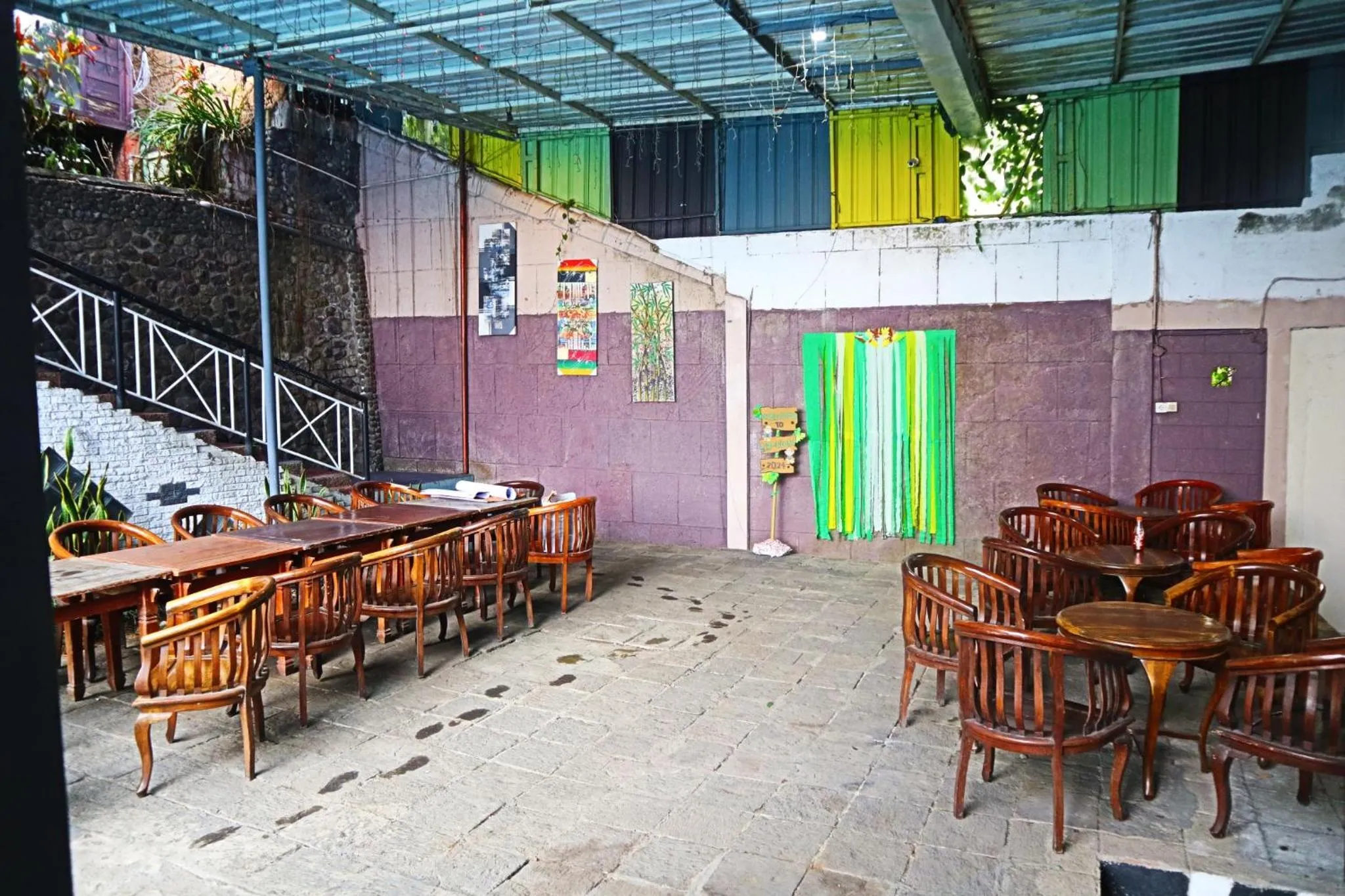 Restaurant/places to eat in PLUM Hotel Palereman Batu