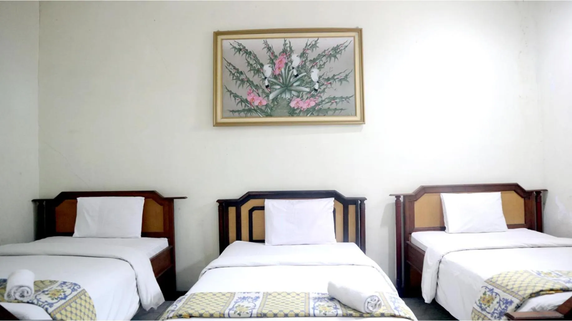 Bed in PLUM Hotel Palereman Batu