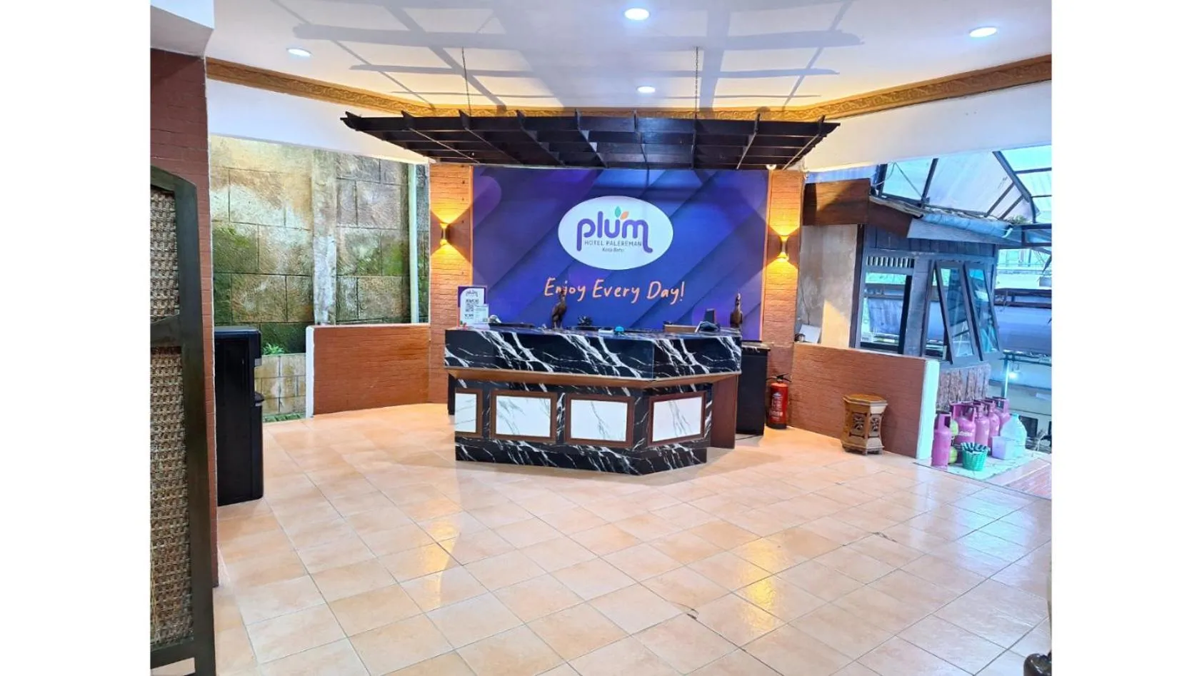 Lobby or reception in PLUM Hotel Palereman Batu