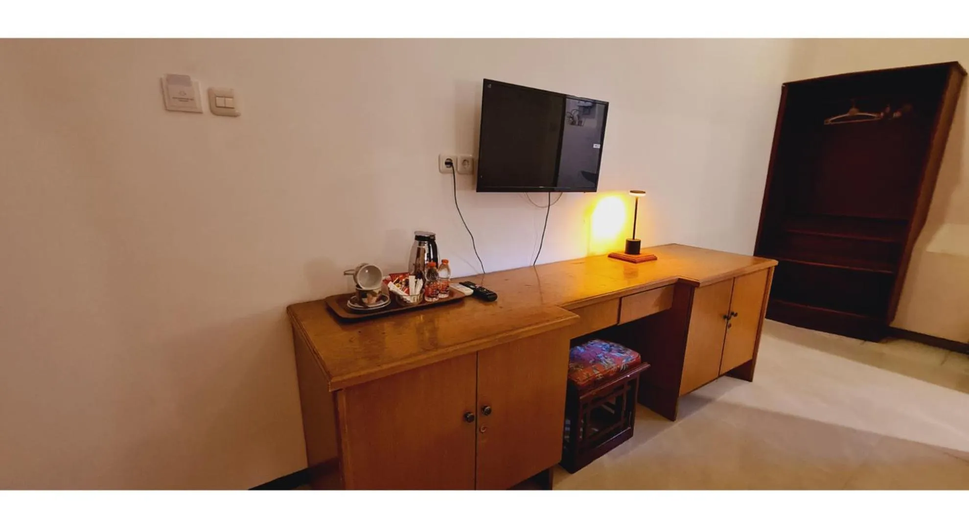 TV and multimedia in PLUM Hotel Palereman Batu