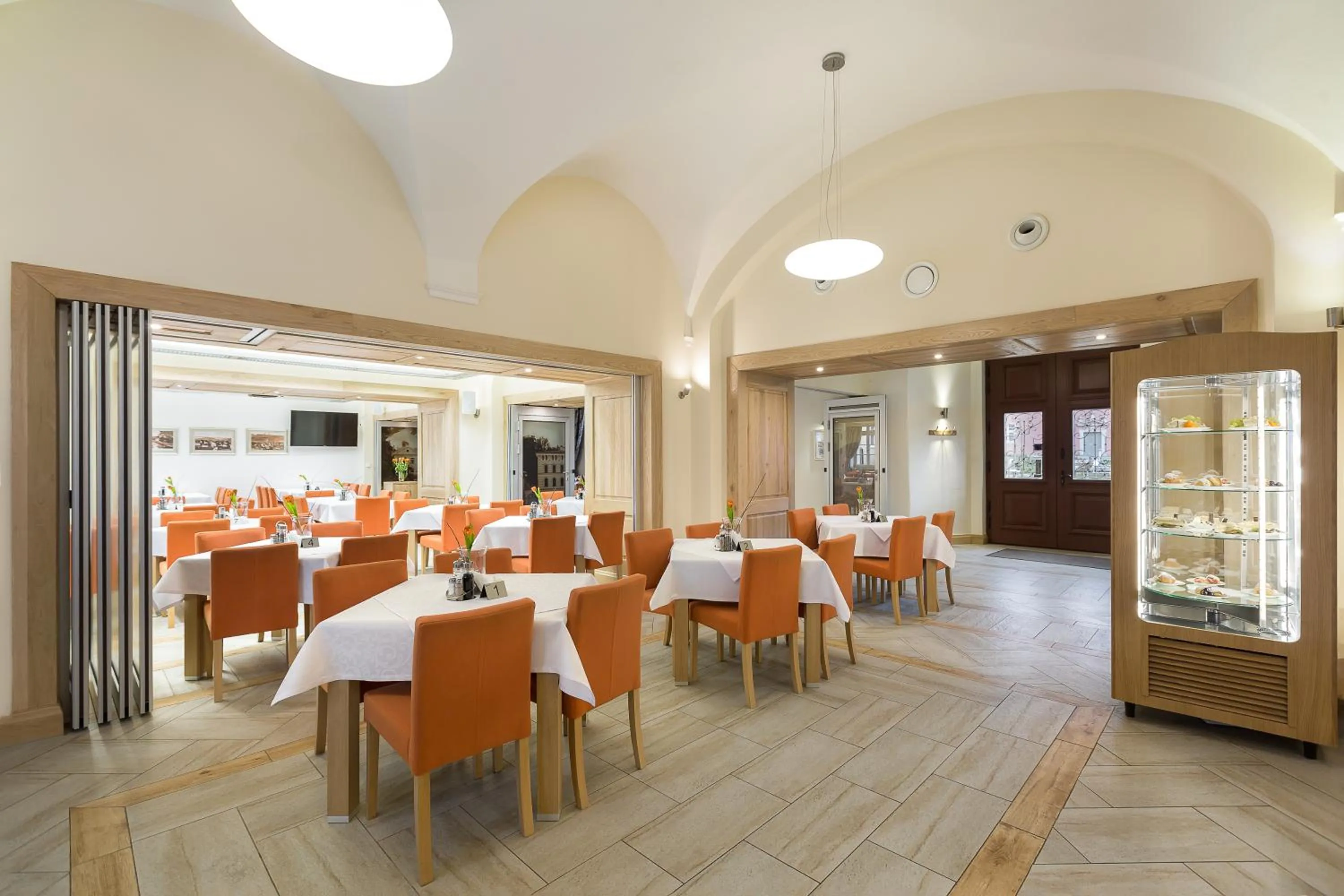 Restaurant/places to eat in Uzdrowisko Cieplice - Jelenia Góra - Długi Dom