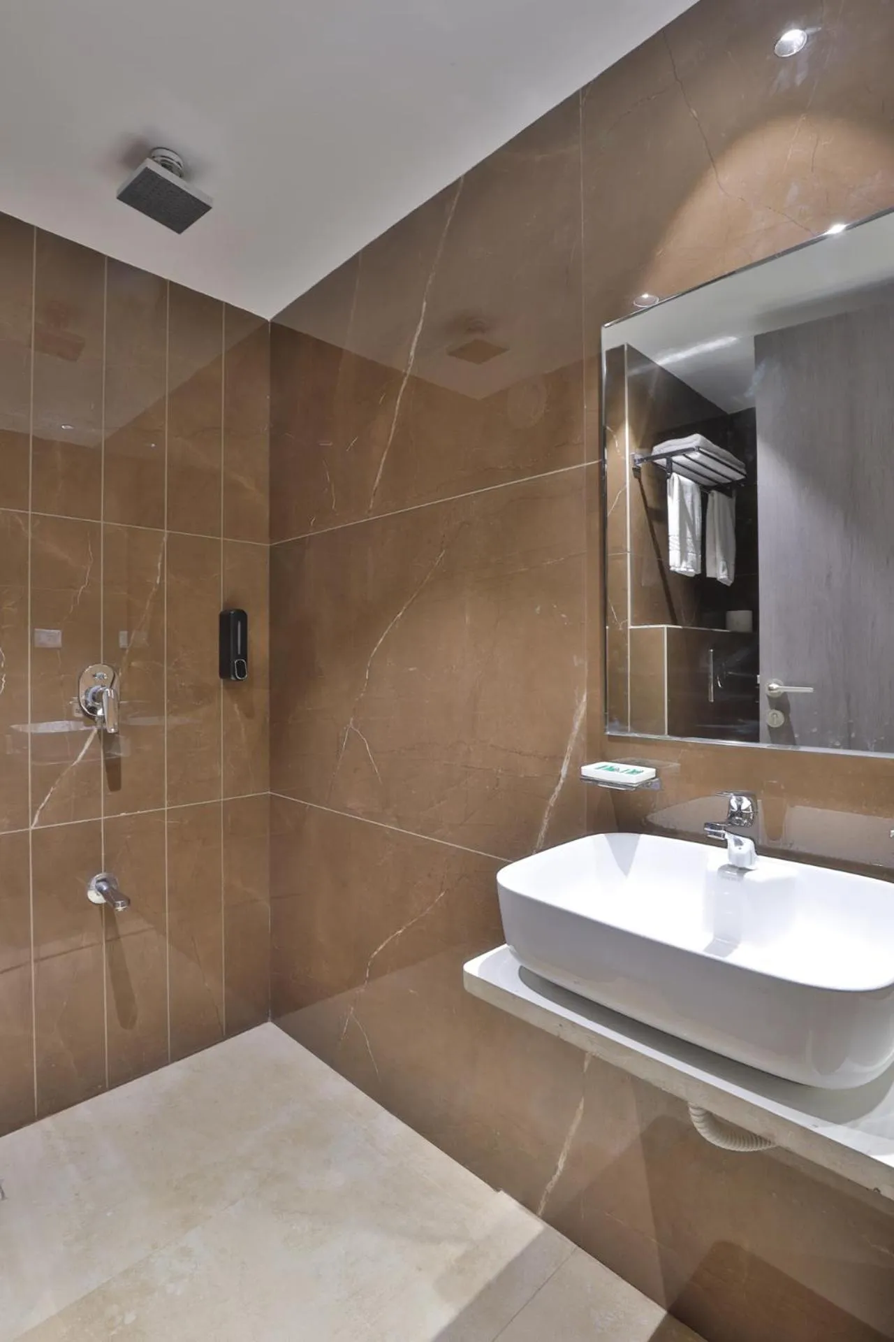 Shower in Hotel Bawa Inn