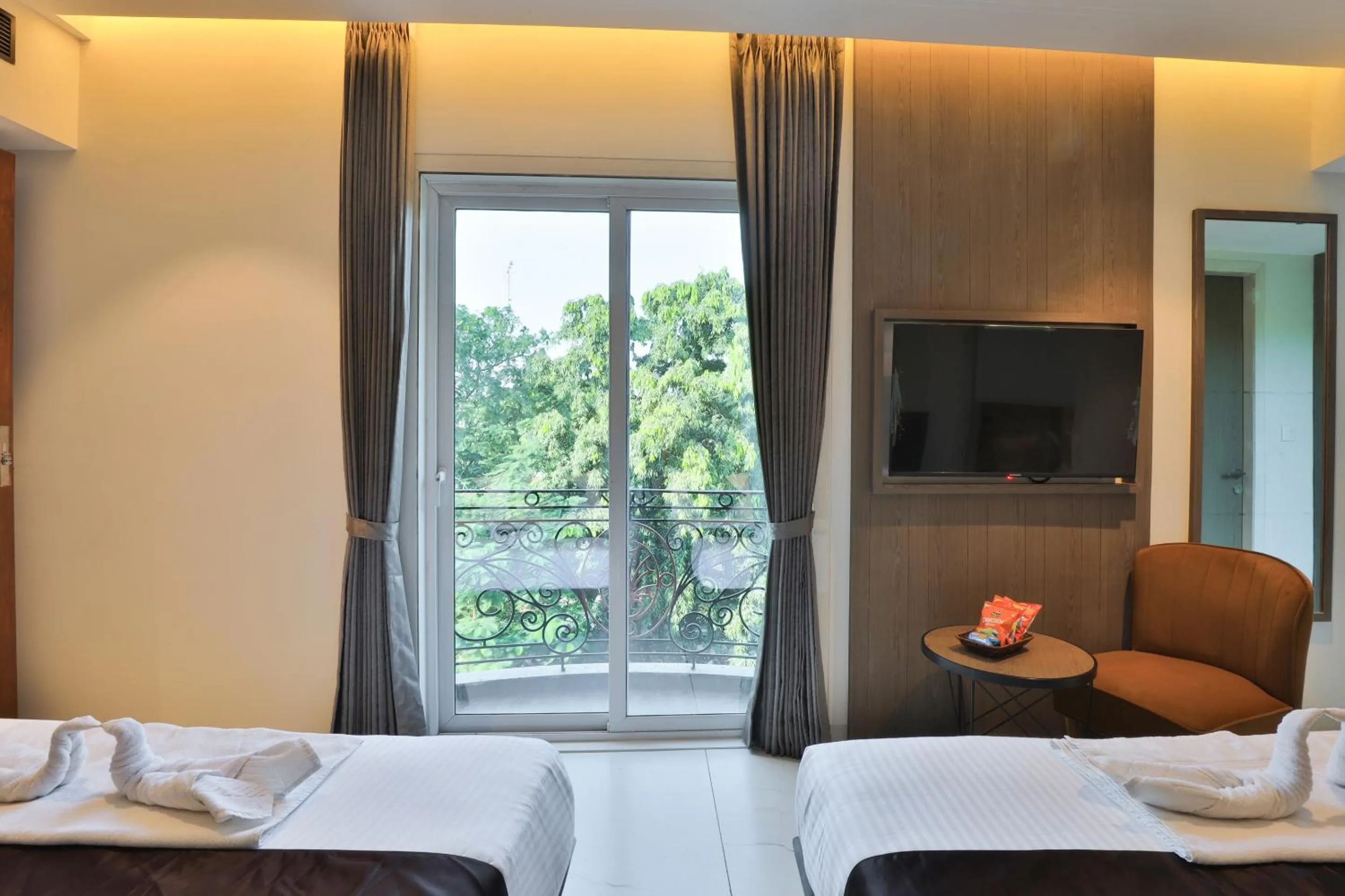 Communal lounge/ TV room, Bed in Hotel Bawa Inn