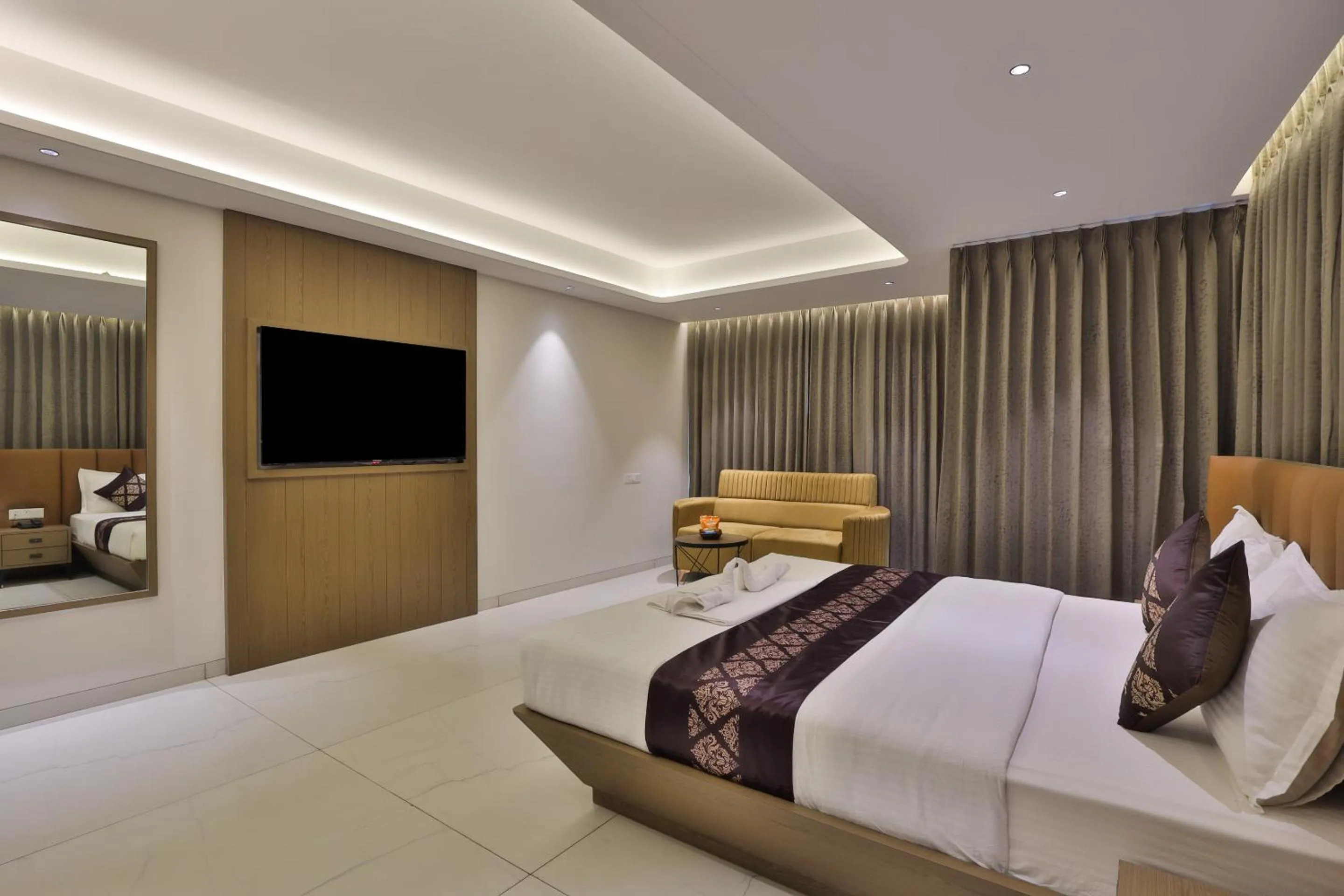Communal lounge/ TV room, Bed in Hotel Bawa Inn