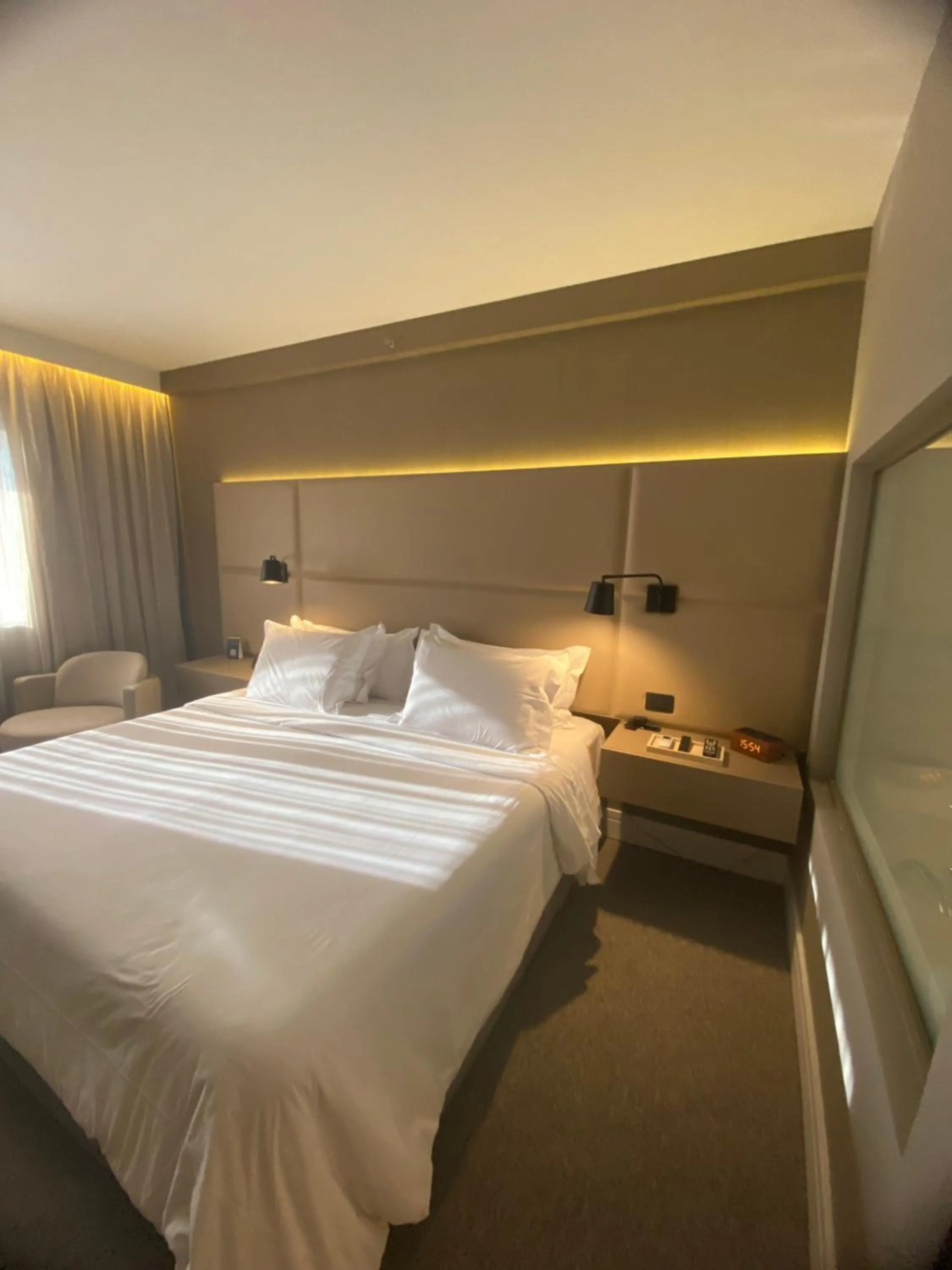 Photo of the whole room, Bed in Golden Tulip São José dos Campos