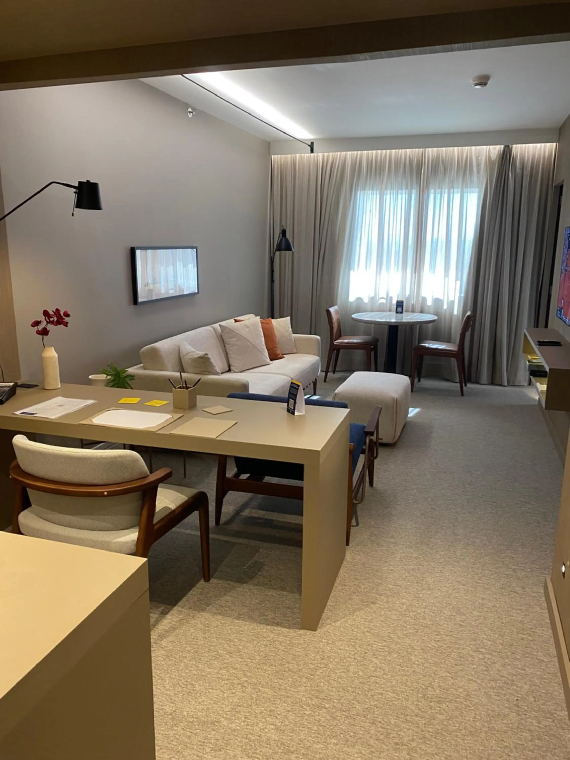 Living room, Bed in Golden Tulip São José dos Campos