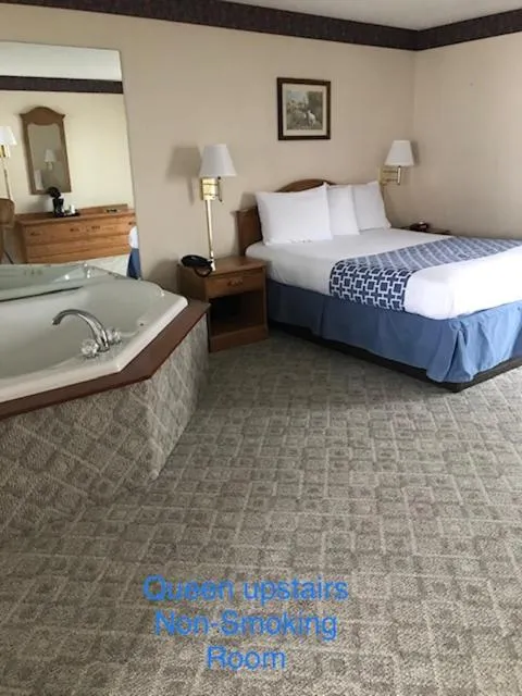 Hot Tub, Bed in Four Seasons Inn