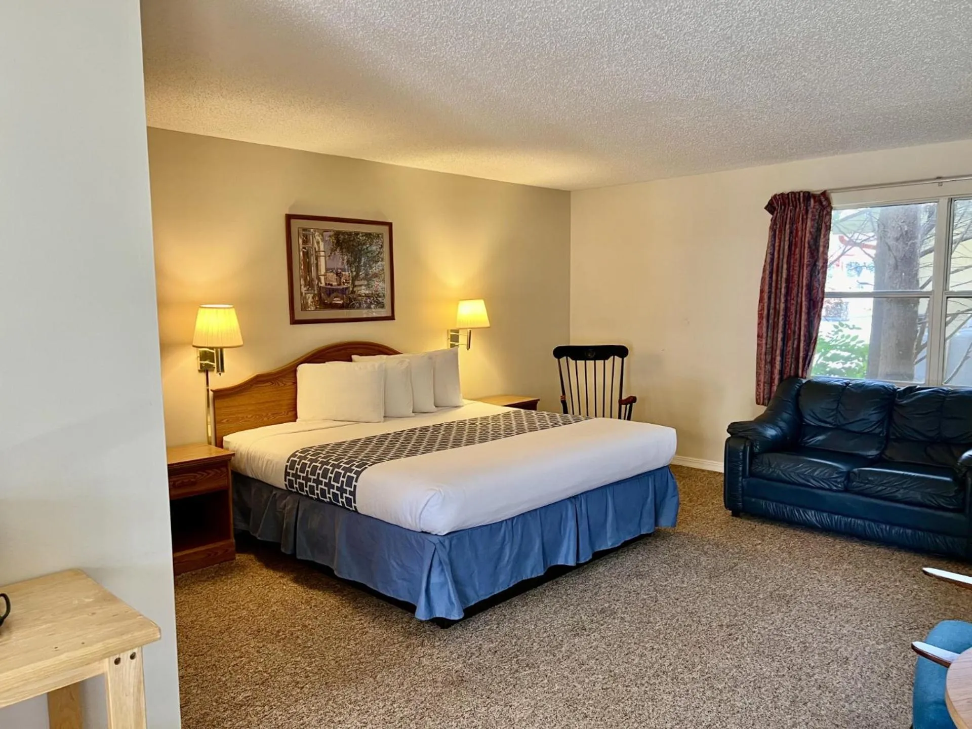 Bed in Four Seasons Inn