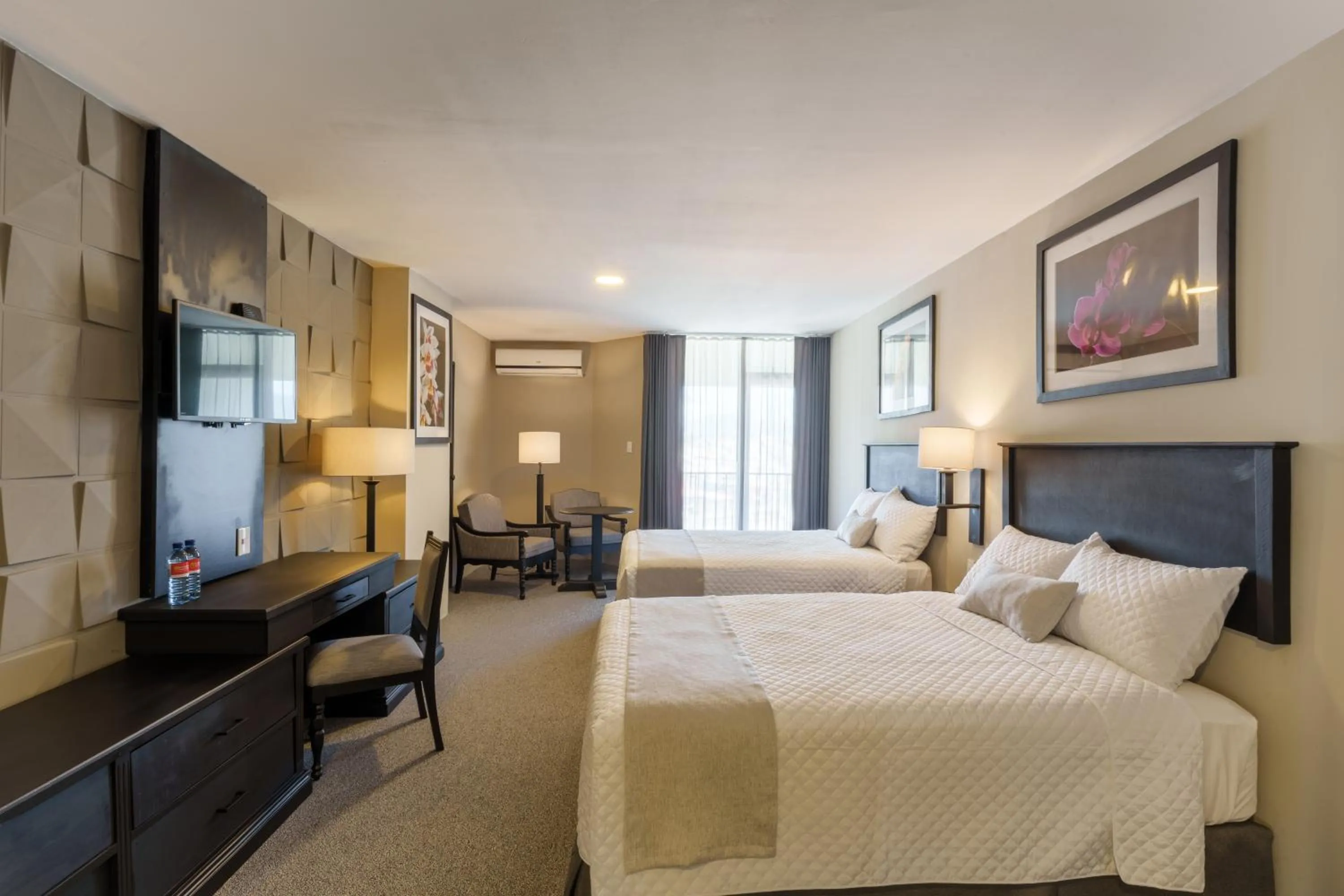 Photo of the whole room, Bed in Conquistador Hotel & Conference Center