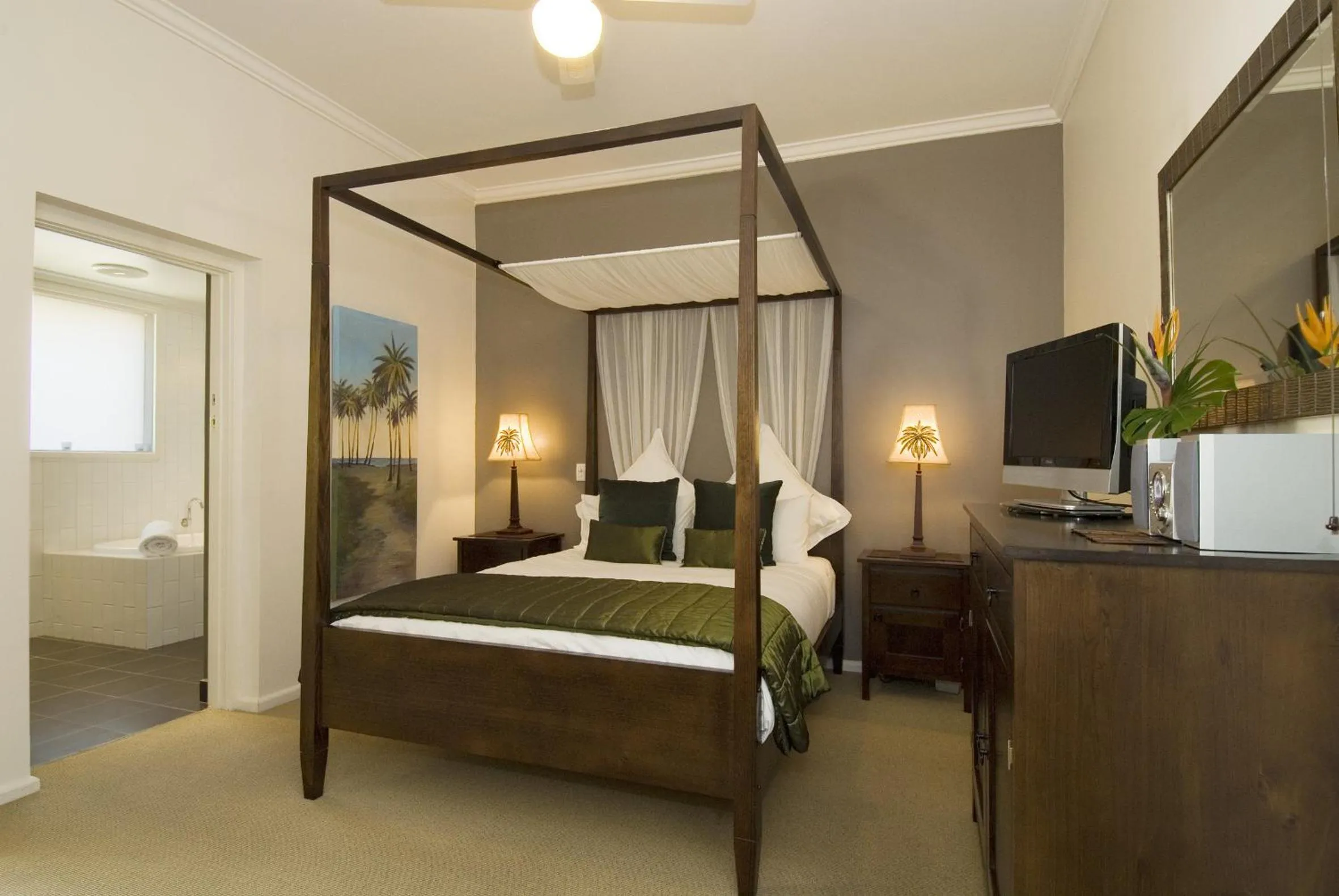 Bed in Plantation House at Whitecliffs Bed and Breakfast