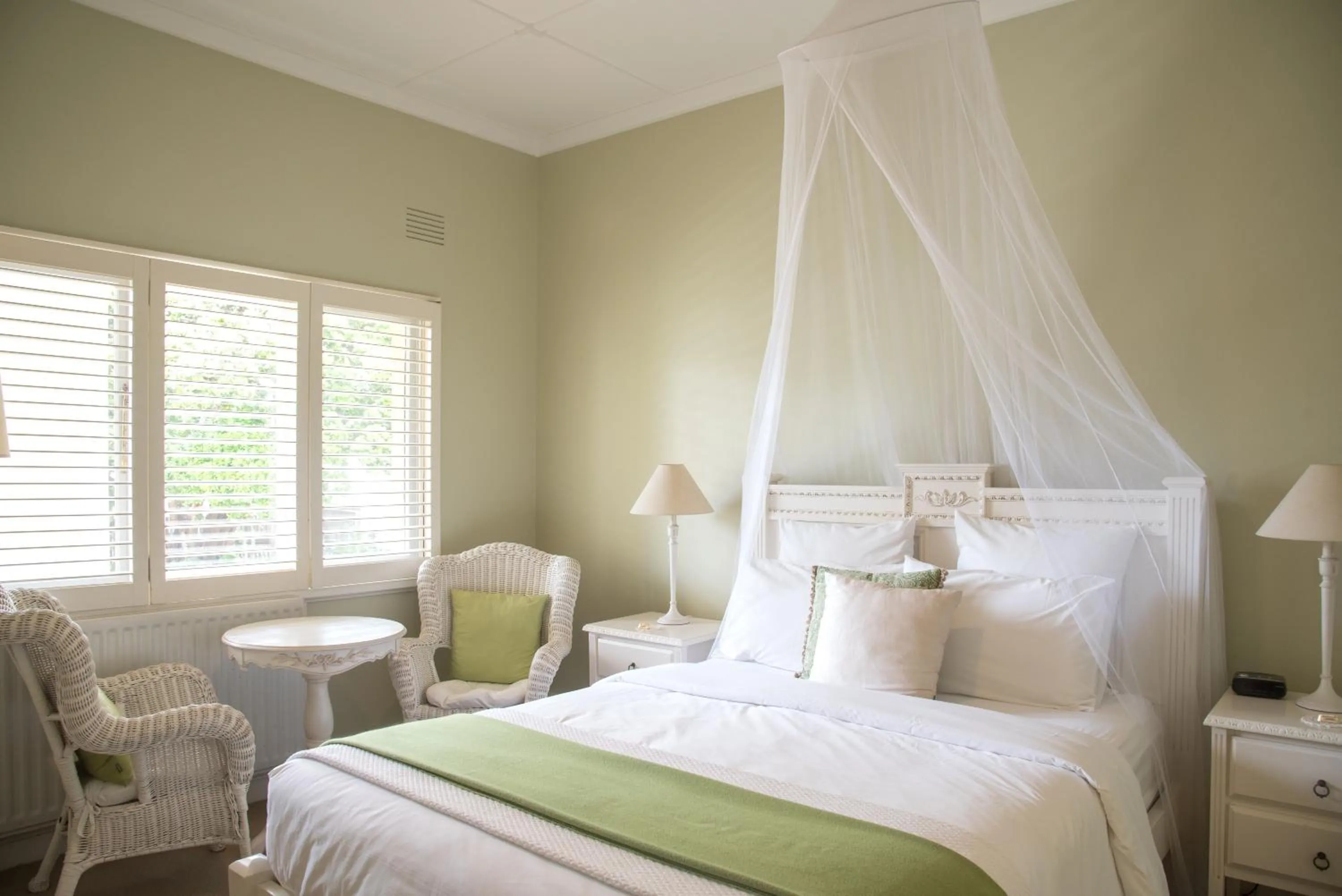 Bedroom, Bed in Plantation House at Whitecliffs Bed and Breakfast