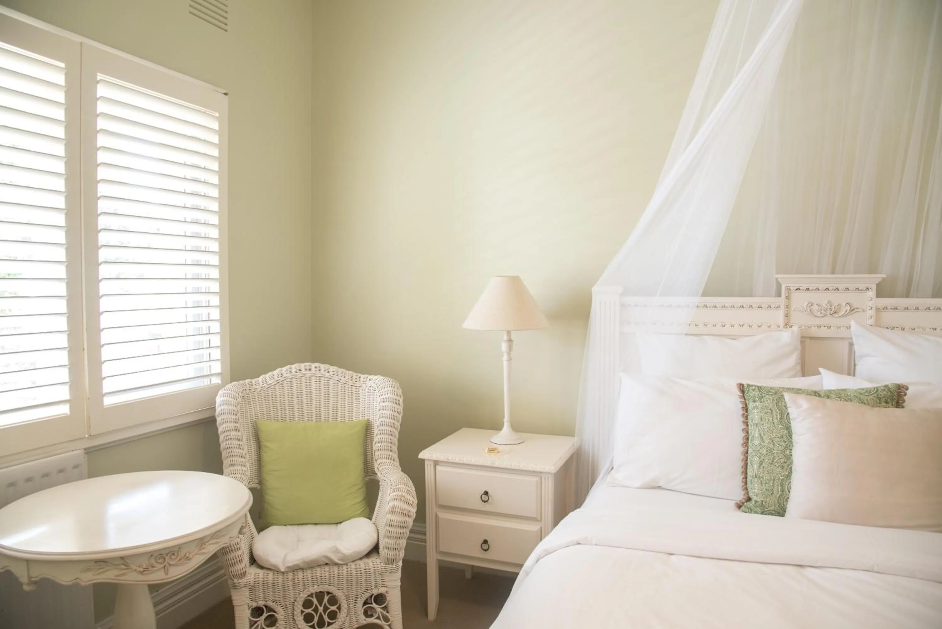 Seating area, Bed in Plantation House at Whitecliffs Bed and Breakfast