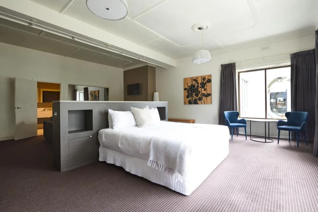 Living room, Bed in Lorne Hotel
