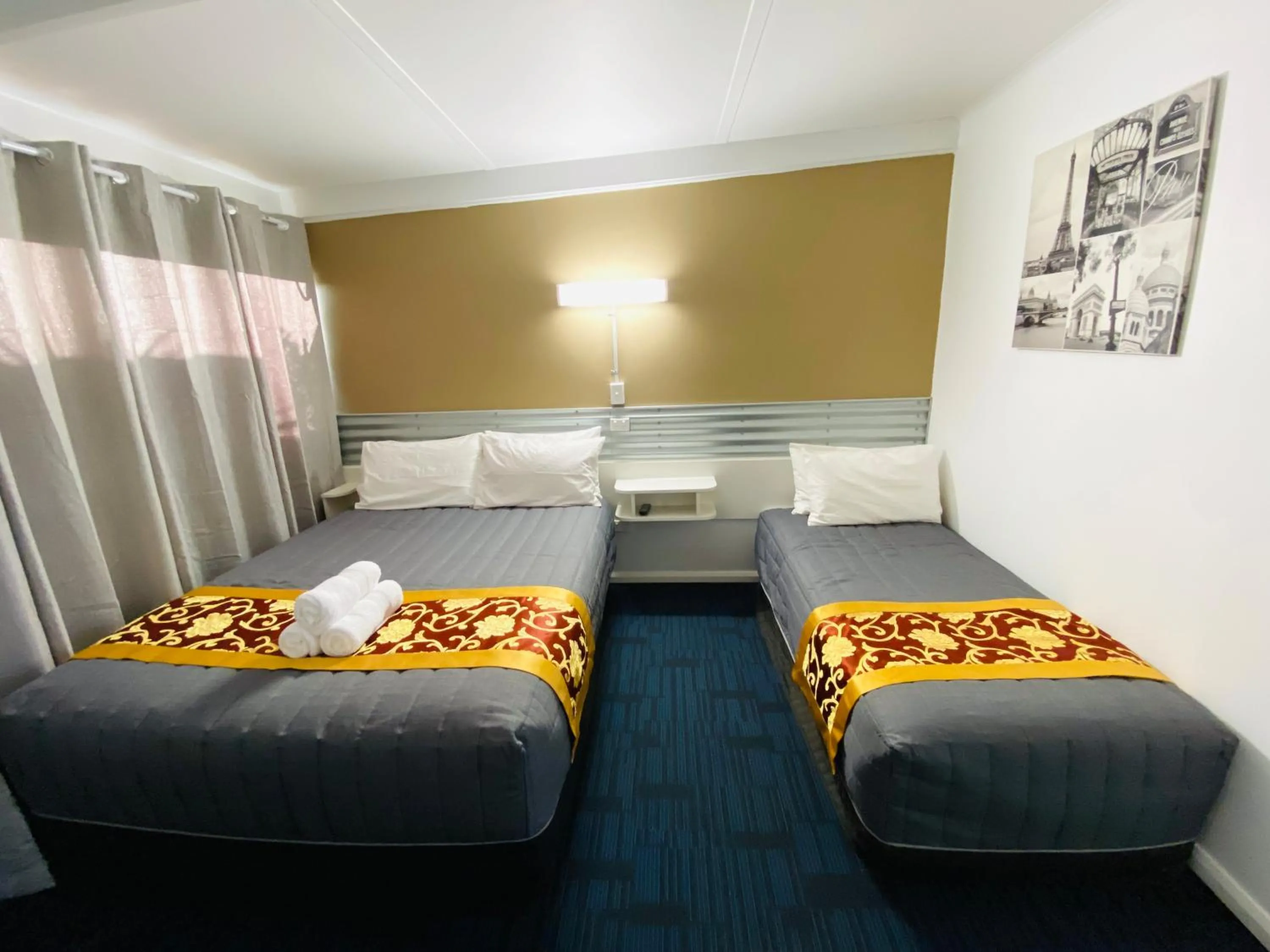 Bedroom, Bed in Mid Valley Motel