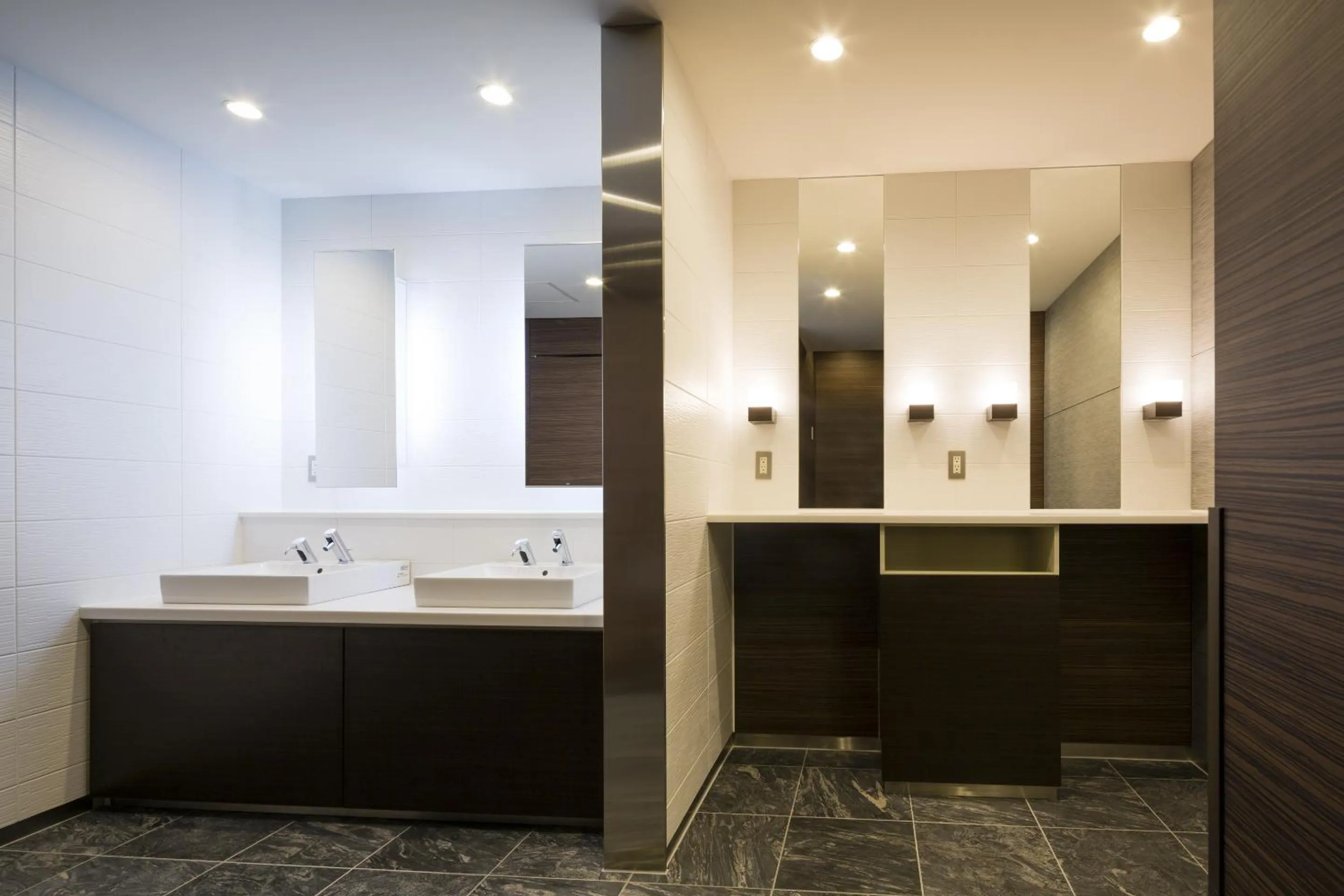 Toilet in Hotel Sunroute Chiba