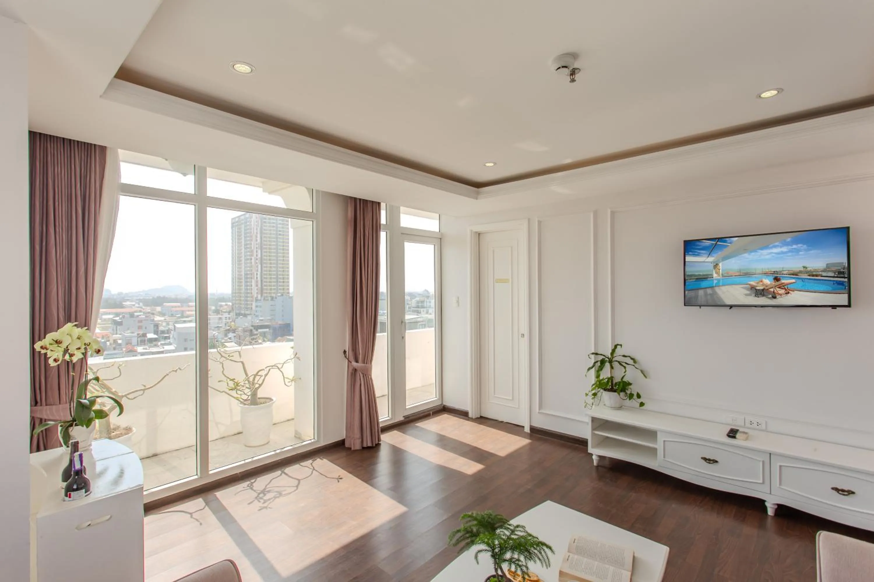 Communal lounge/ TV room in Sea Phoenix Hotel Da Nang