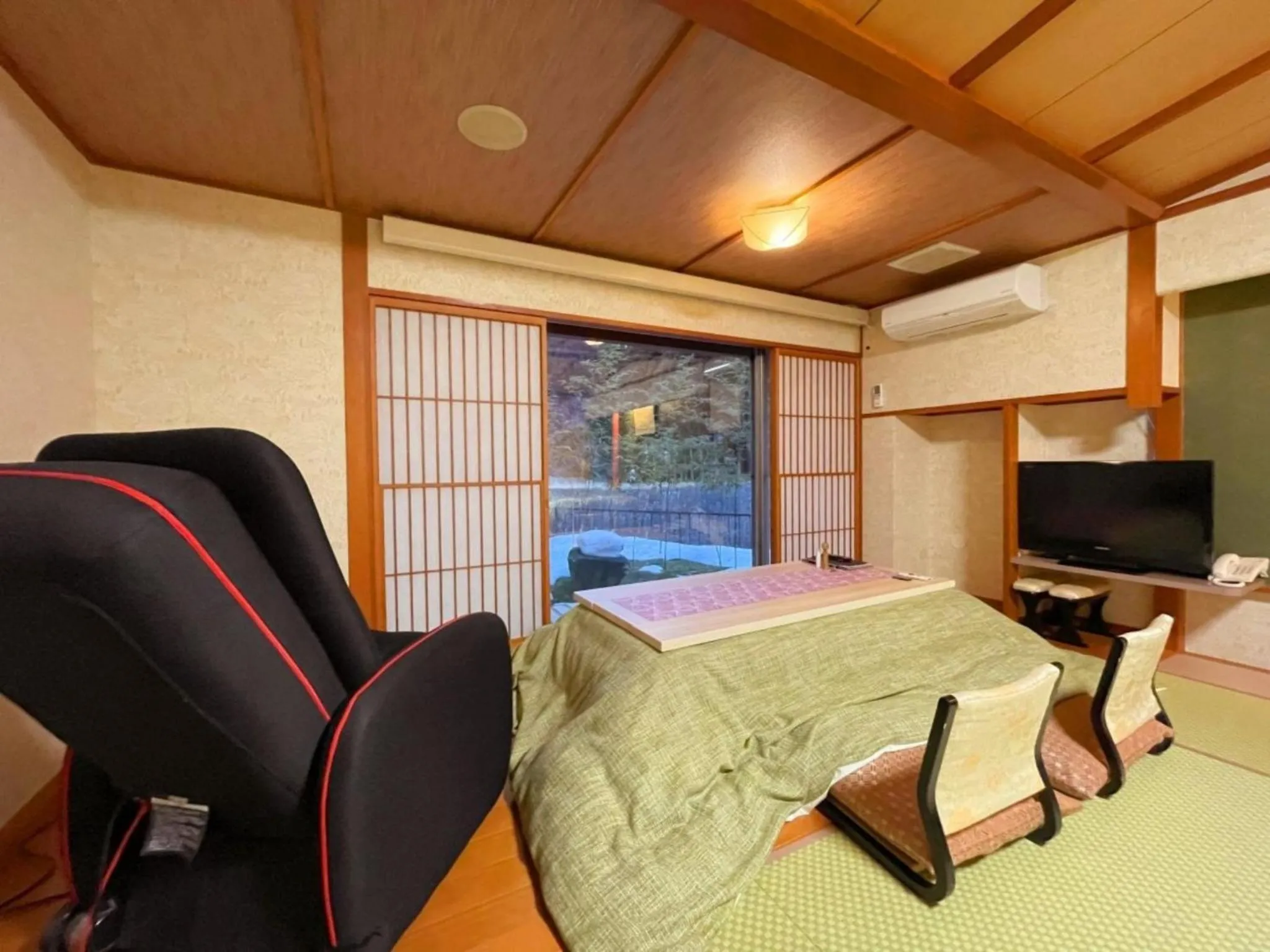 Photo of the whole room, Bed in Harumiya Ryokan