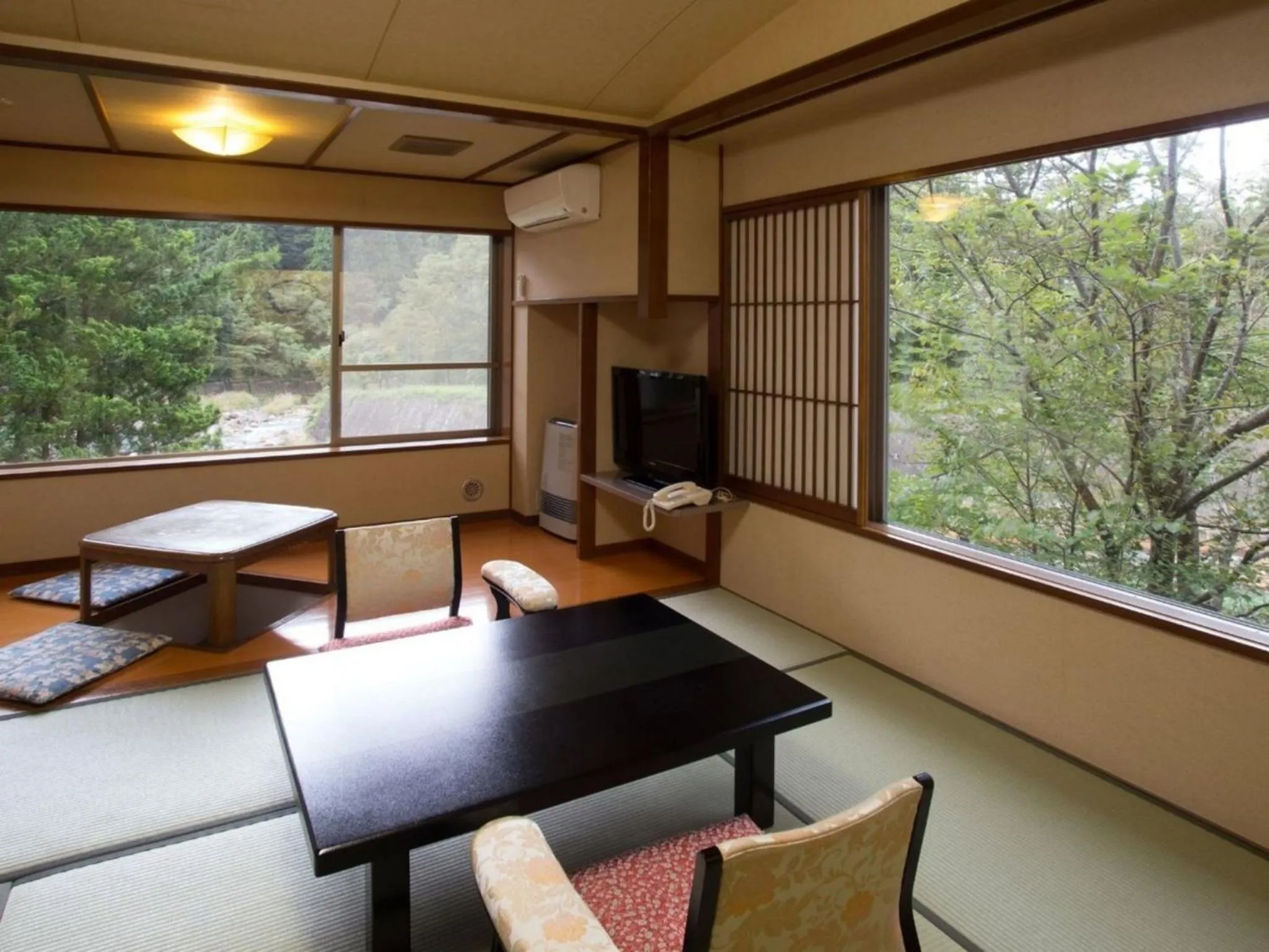 Photo of the whole room in Harumiya Ryokan